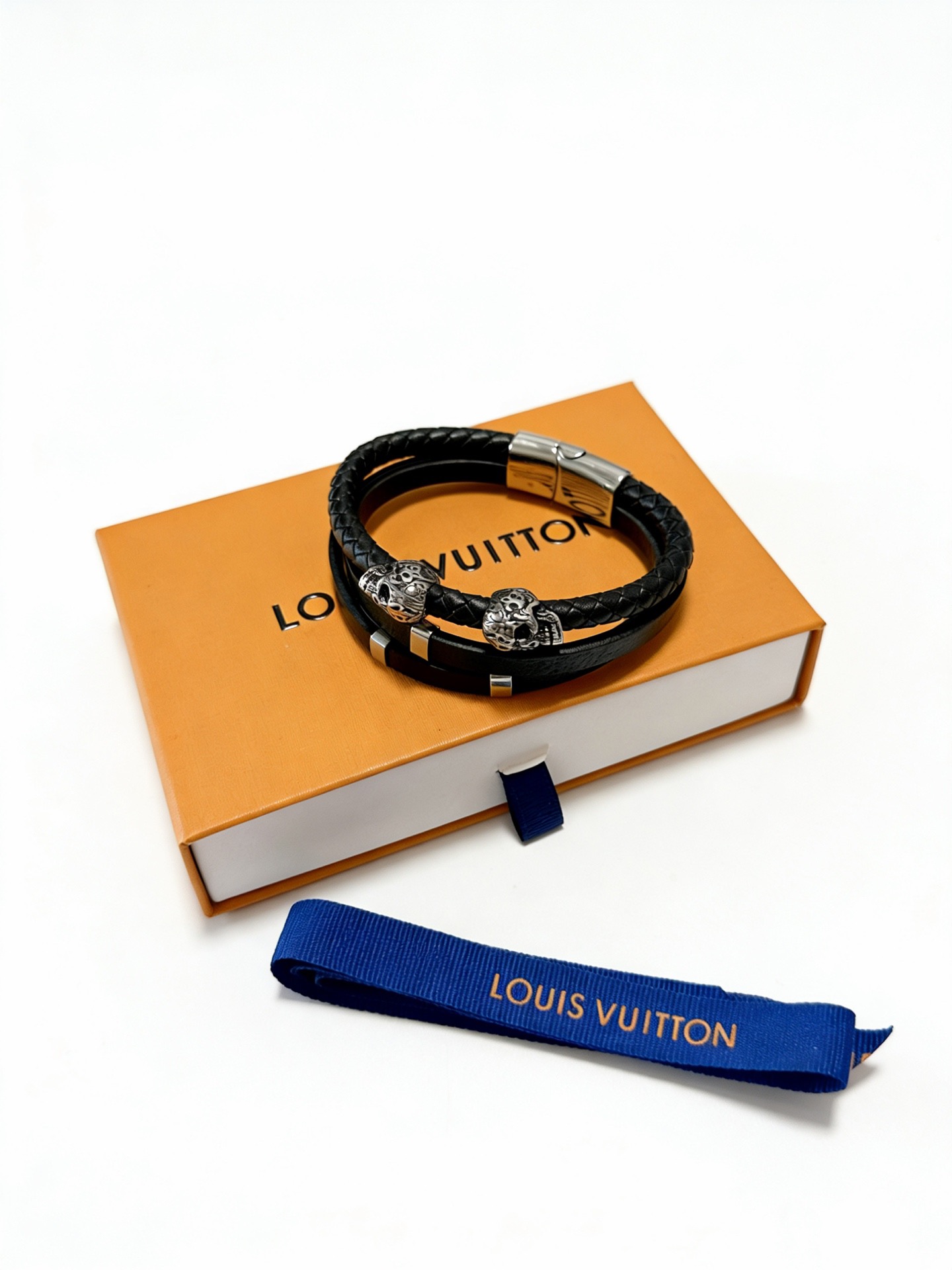 Louis Vuitton 高品质LV路易威登牛皮手绳手链 潮流 男女均可佩戴 同款 摇滚朋克泰银风格 元素蓝色低调奢华 潮流百搭 手镯最新款链条档次更高明星 款手绳系列