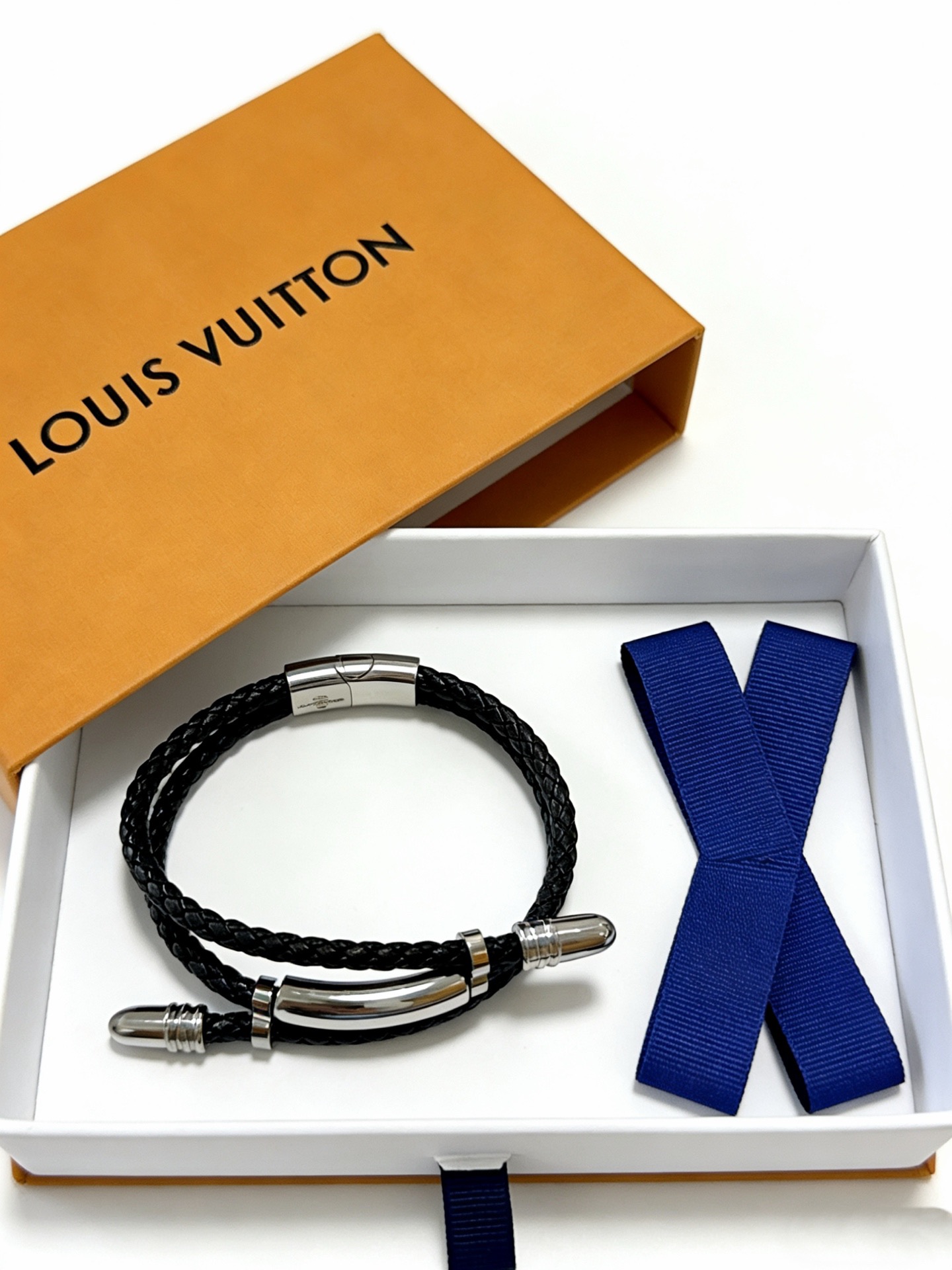 Louis Vuitton 高品质LV路易威登牛皮手绳手链 潮流 男女均可佩戴 同款 摇滚朋克泰银风格 元素蓝色低调奢华 潮流百搭 手镯最新款链条档次更高明星 款手绳系列