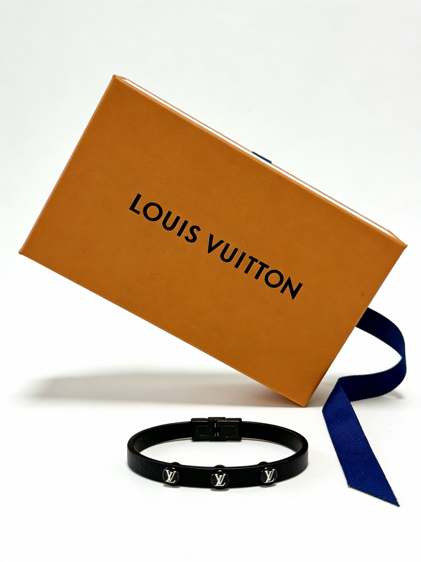 Louis Vuitton 高品质LV路易威登牛皮手绳手链 潮流 男女均可佩戴 同款 摇滚朋克泰银风格 元素蓝色低调奢华 潮流百搭 手镯最新款链条档次更高明星 款手绳系列
