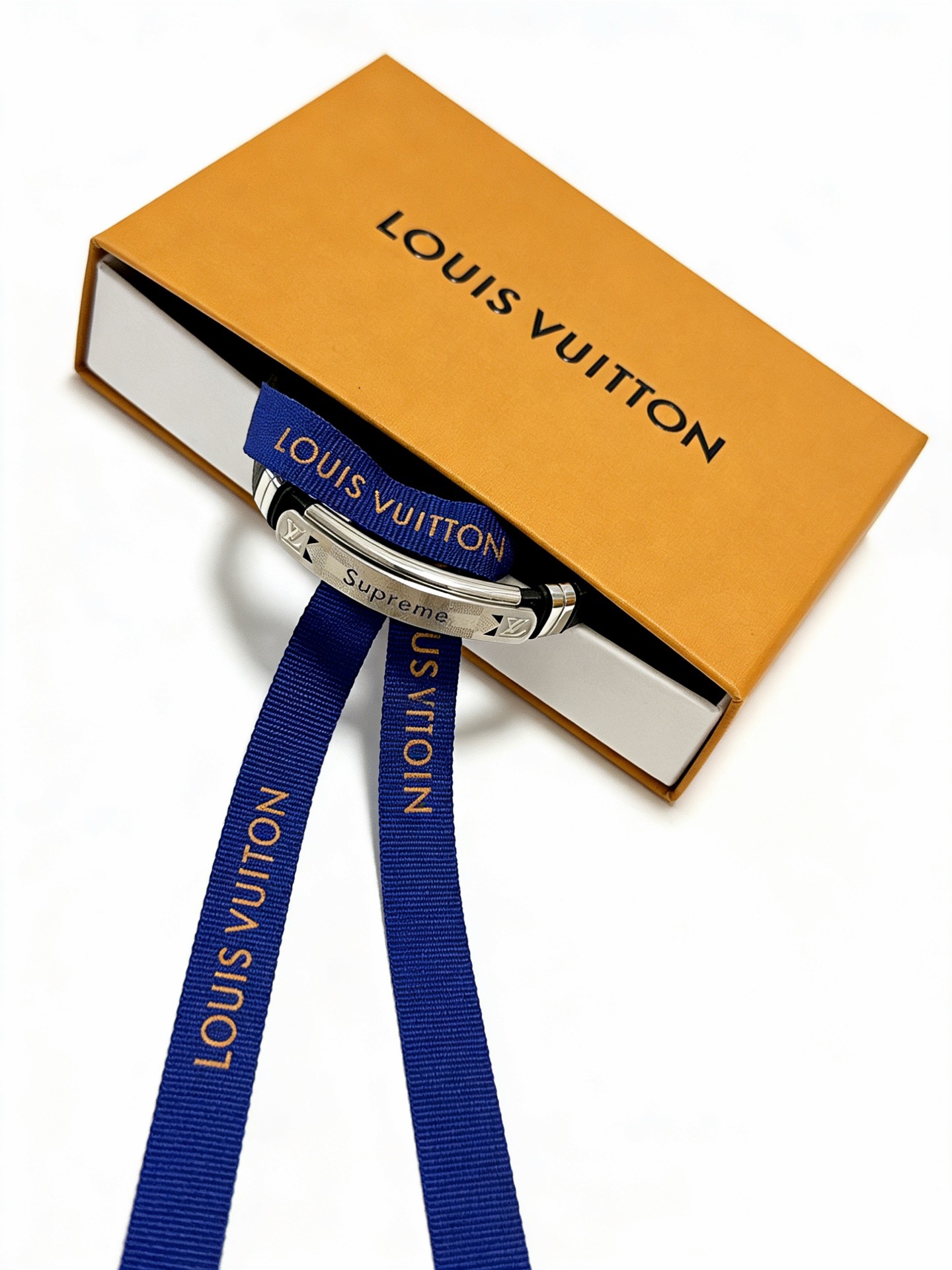 Louis Vuitton 高品质LV路易威登牛皮手绳手链 潮流 男女均可佩戴 同款 摇滚朋克泰银风格 元素蓝色低调奢华 潮流百搭 手镯最新款链条档次更高明星 款手绳系列