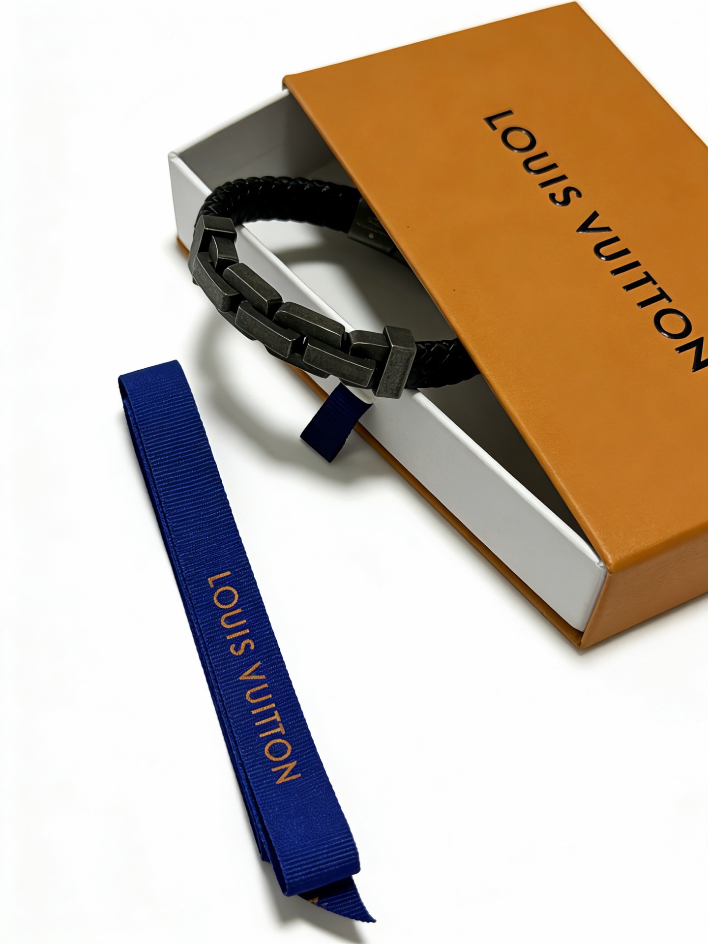 Louis Vuitton 高品质LV路易威登牛皮手绳手链 潮流 男女均可佩戴 同款 摇滚朋克泰银风格 元素蓝色低调奢华 潮流百搭 手镯最新款链条档次更高明星 款手绳系列