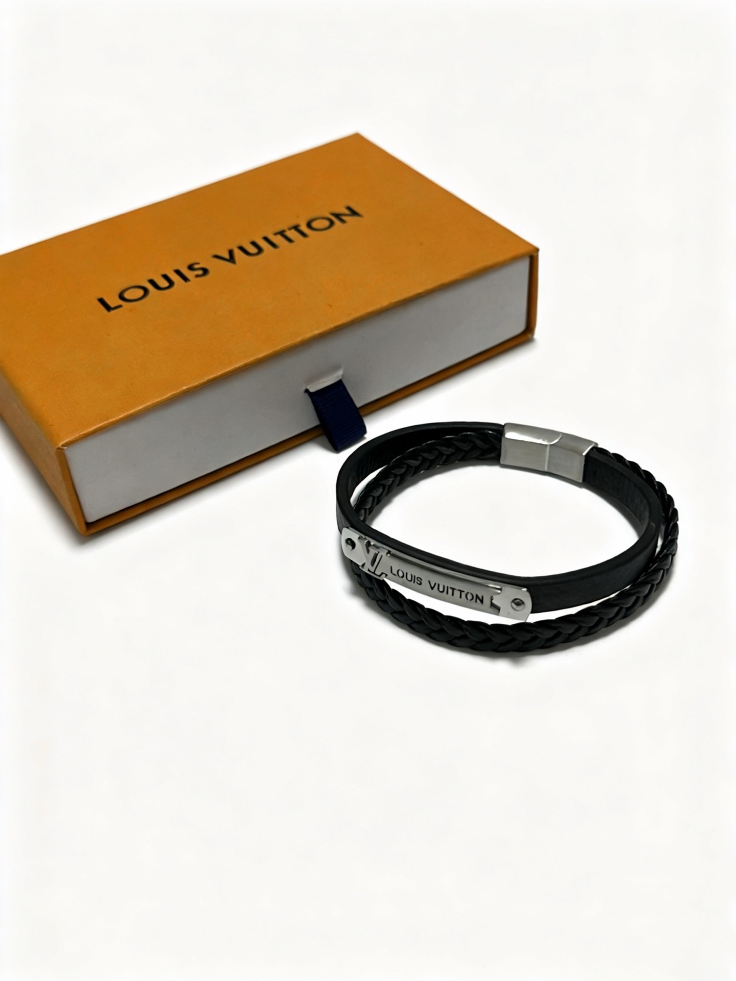 Louis Vuitton 高品质LV路易威登牛皮手绳手链 潮流 男女均可佩戴 同款 摇滚朋克泰银风格 元素蓝色低调奢华 潮流百搭 手镯最新款链条档次更高明星 款手绳系列