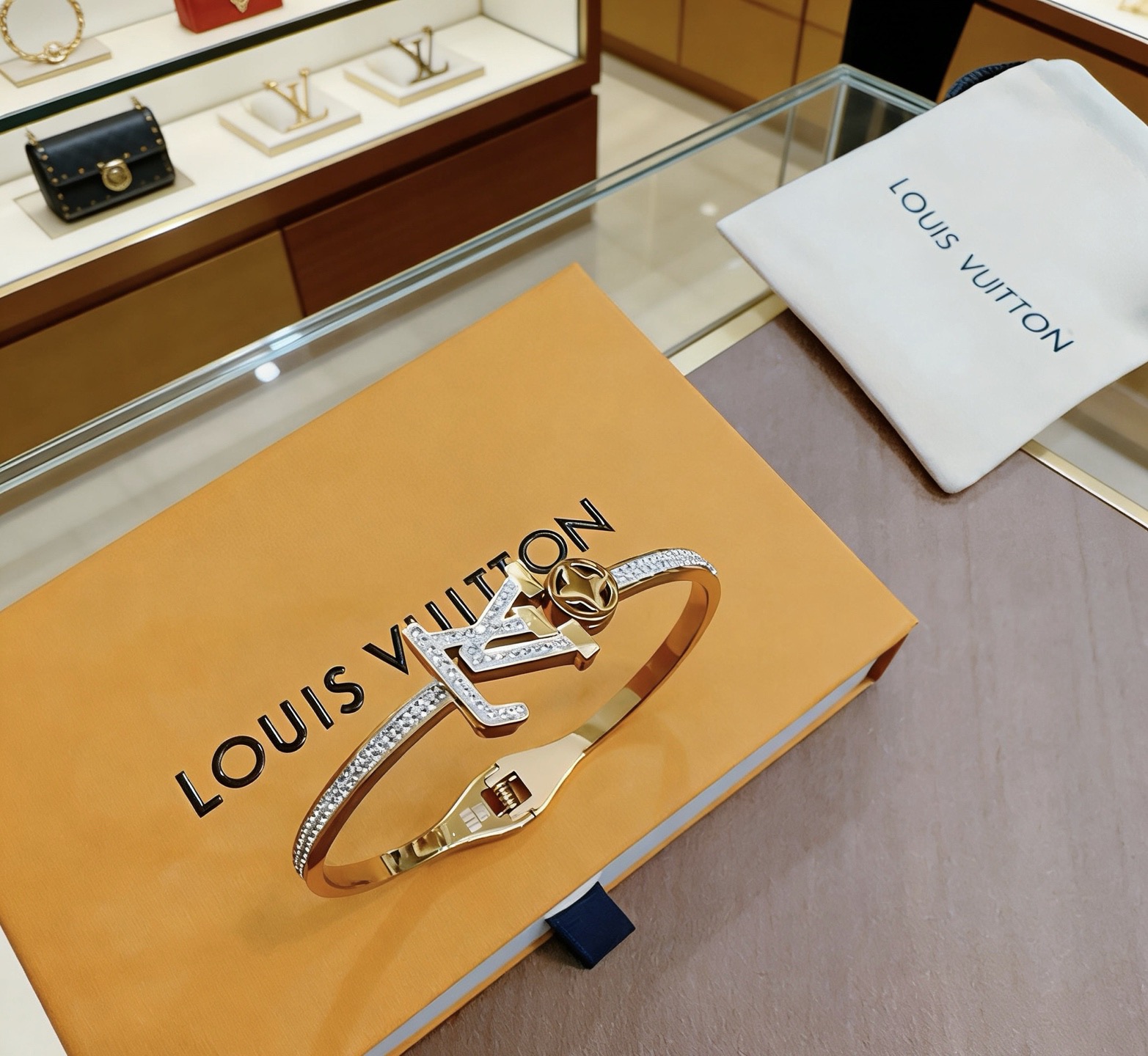 Louis Vuitton LV手链手镯 男女均可佩戴 同款 潮流百搭 最新款钢材质