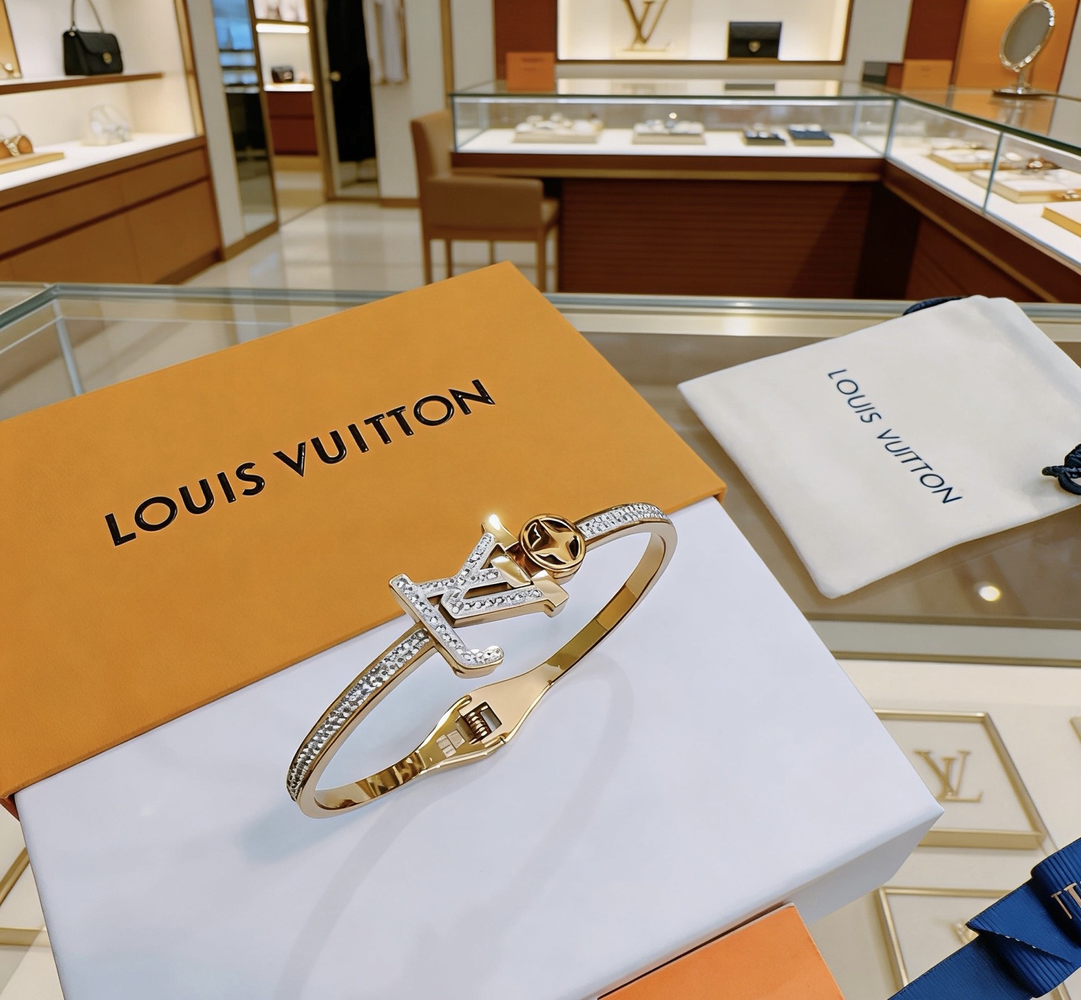 Louis Vuitton LV手链手镯 男女均可佩戴 同款 潮流百搭 最新款钢材质