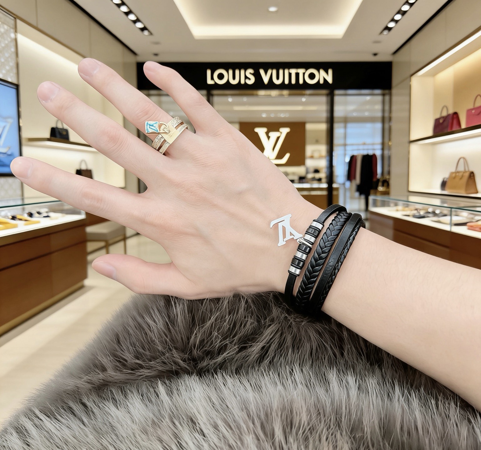 Louis Vuitton 路易威登LV牛皮手链 潮流 男女均可佩戴 同款 摇滚朋克泰银风格 元素 潮流百搭 项链最新款链条档次更高明星 款手链古巴链系列 银手链