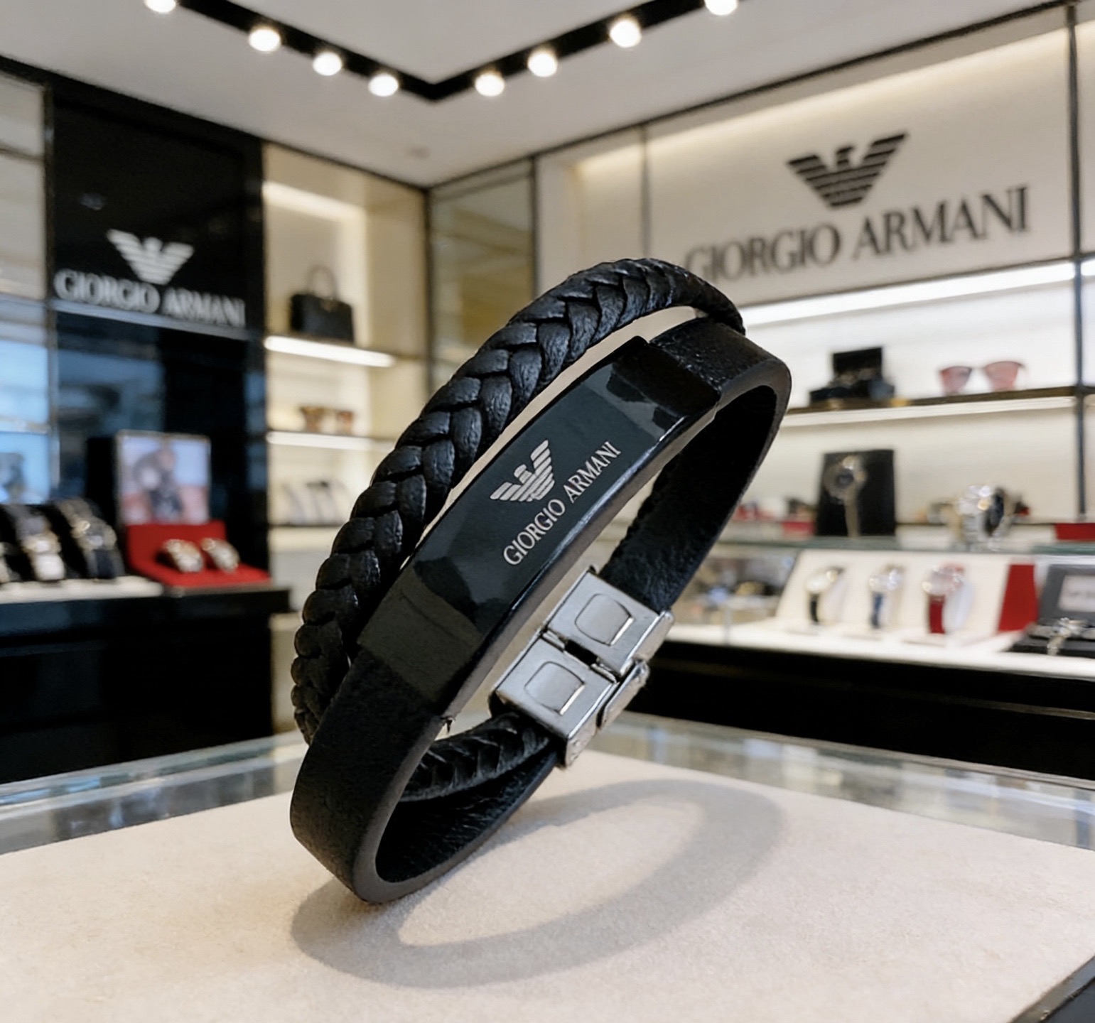 Armani 高品质阿玛尼牛皮手绳手链 潮流 男女均可佩戴 同款 摇滚朋克泰银风格 元素 潮流百搭 牛皮最新款链条档次更高明星 款项链系列