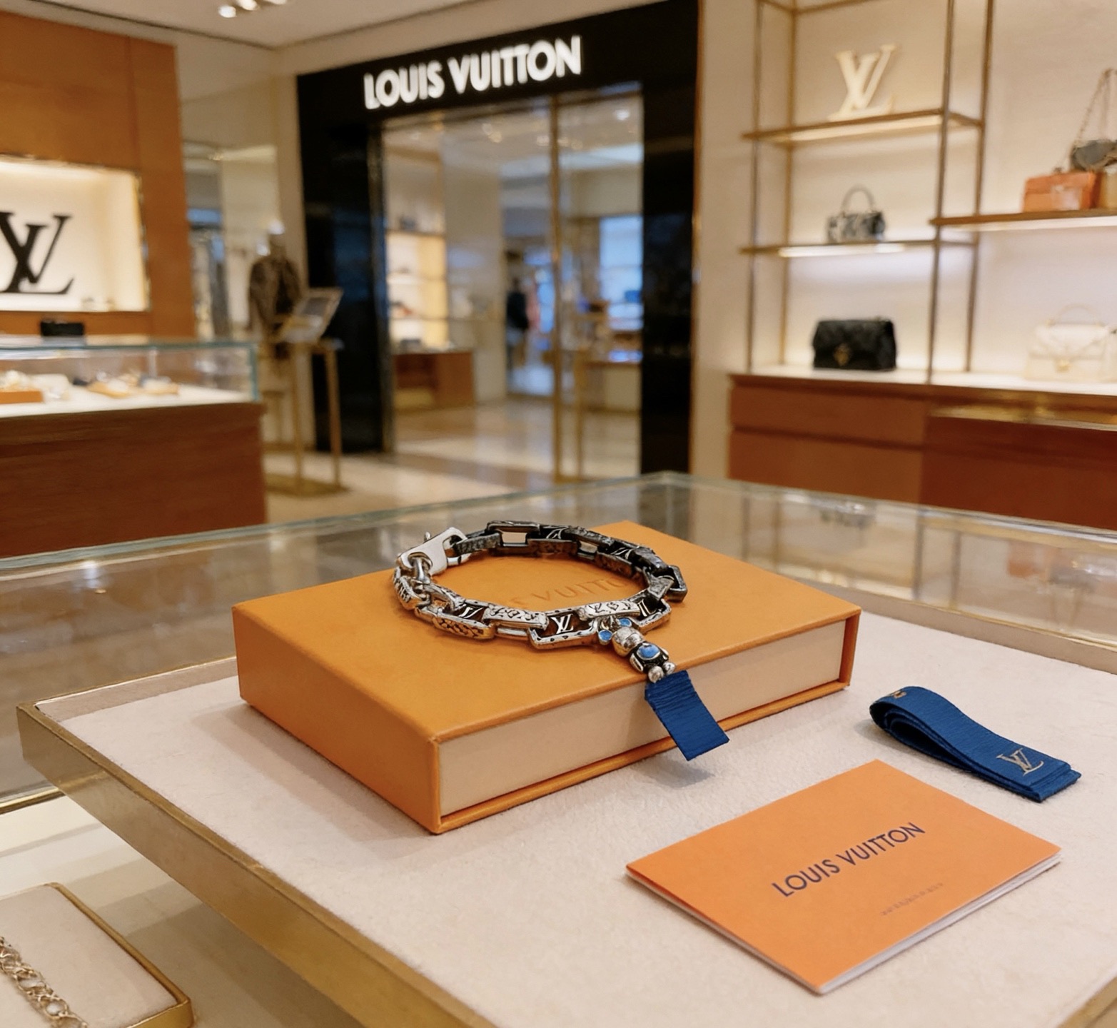 Louis Vuitton 高品质路易威登LV手链 潮流 男女均可佩戴 同款 摇滚朋克泰银风格 元素 潮流百搭 项链最新款链条档次更高明星 款手链古巴链系列 银手链