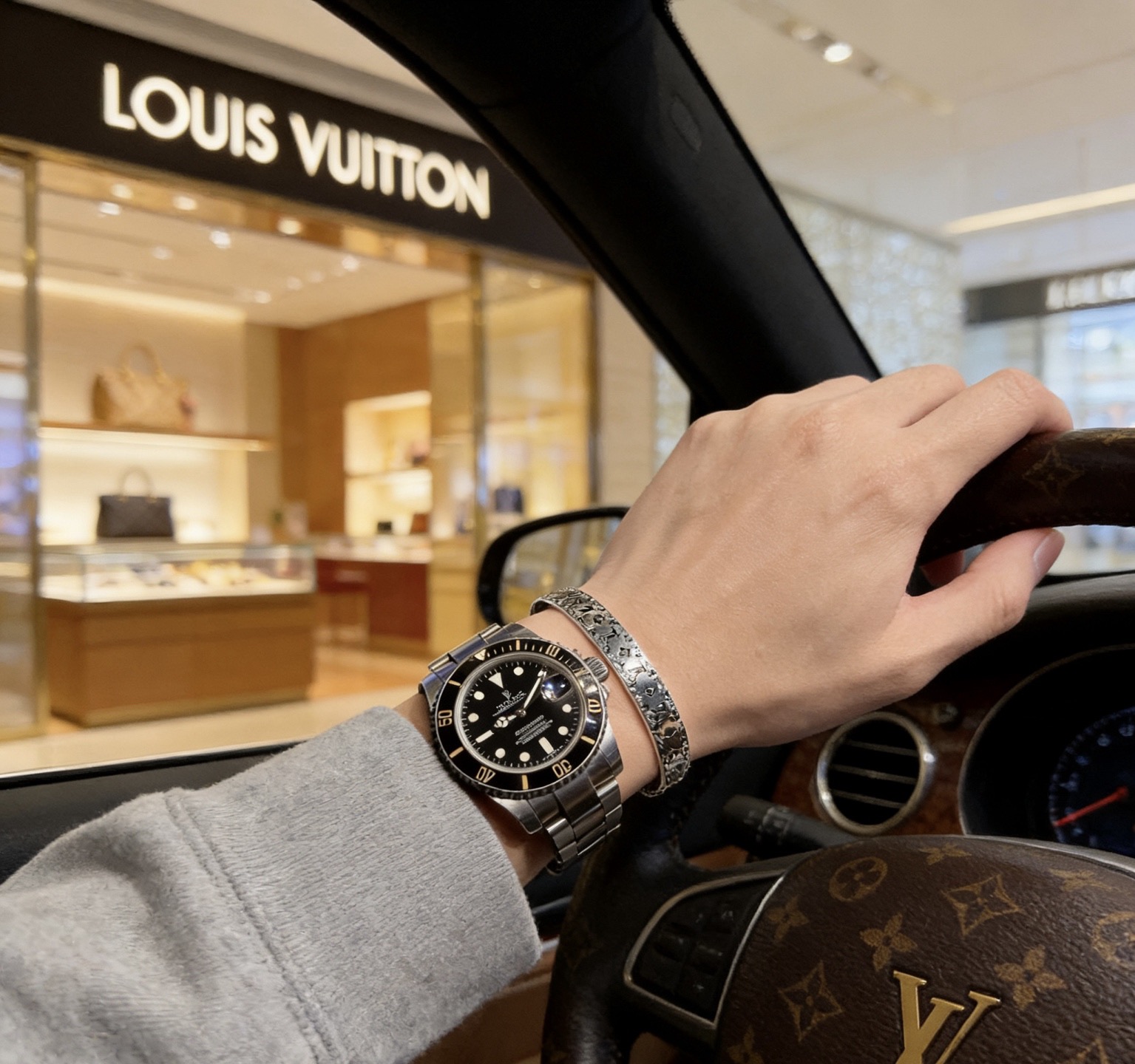 Louis Vuitton 高品质LV路易威登手链手镯 潮流 男女均可佩戴 同款 摇滚朋克泰银风格 元素 潮流百搭 项链最新款链条档次更高明星 款项链系列 银手链