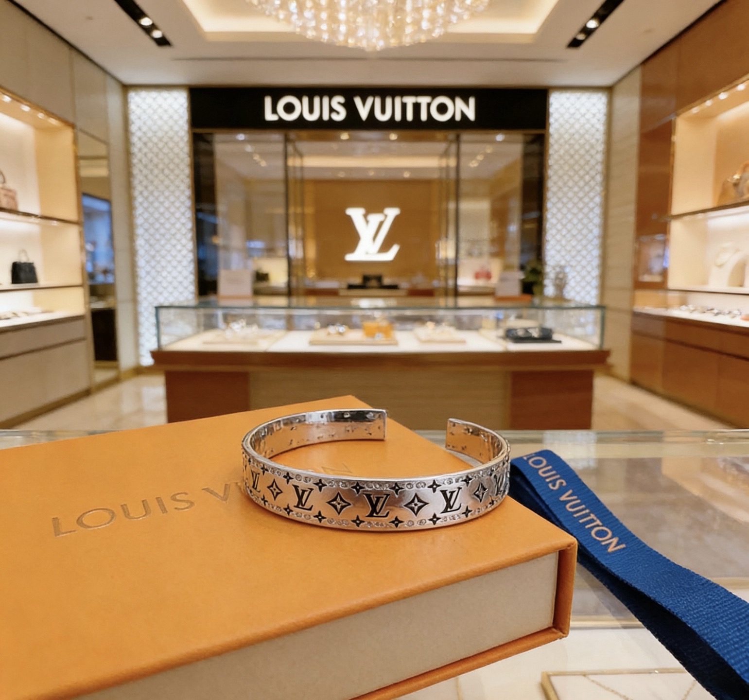 Louis Vuitton 高品质LV路易威登手链手镯 潮流 男女均可佩戴 同款 摇滚朋克泰银风格 元素 潮流百搭 项链最新款链条档次更高明星 款项链系列 银手链