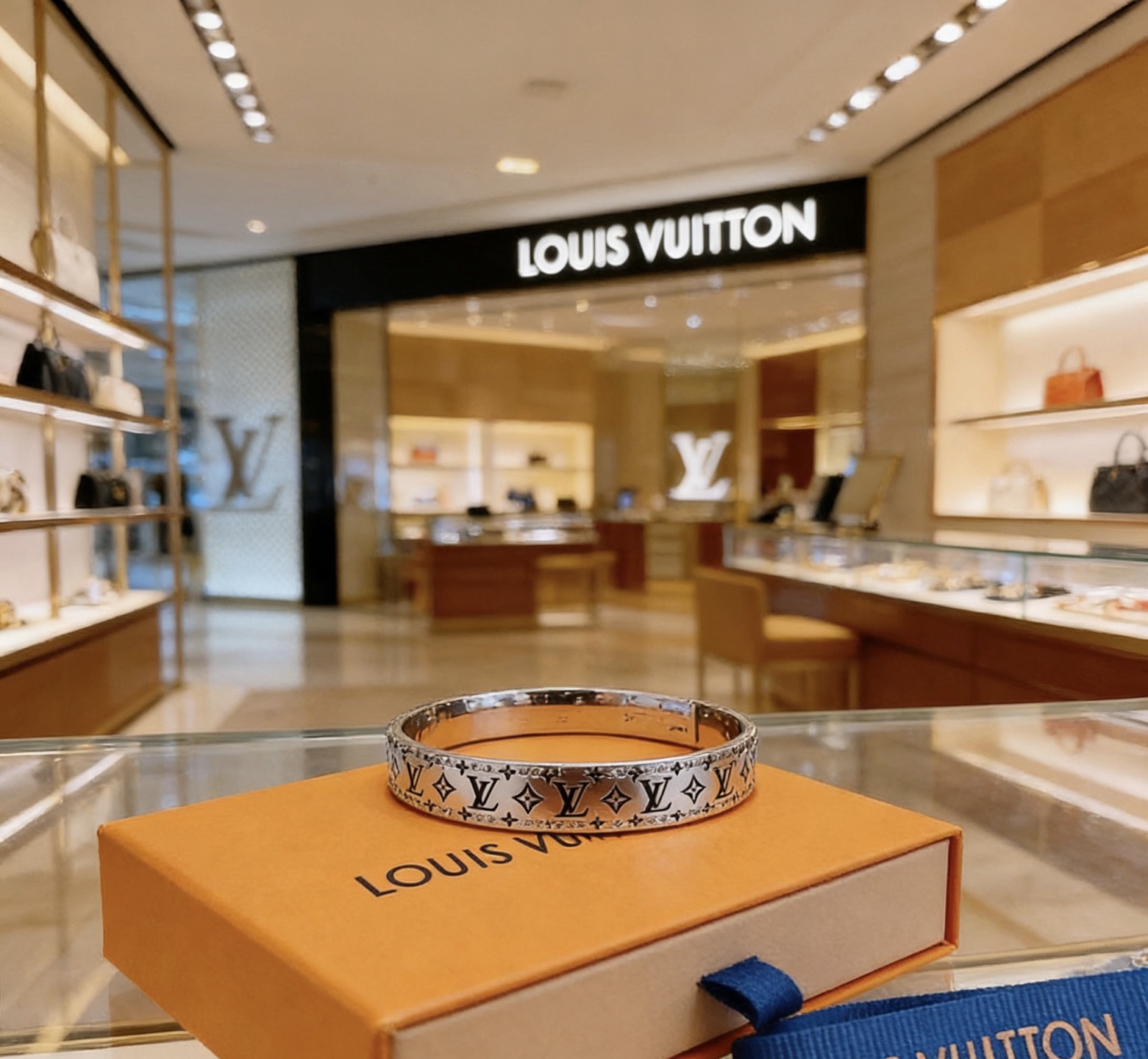 Louis Vuitton 高品质LV路易威登手链手镯 潮流 男女均可佩戴 同款 摇滚朋克泰银风格 元素 潮流百搭 项链最新款链条档次更高明星 款项链系列 银手链