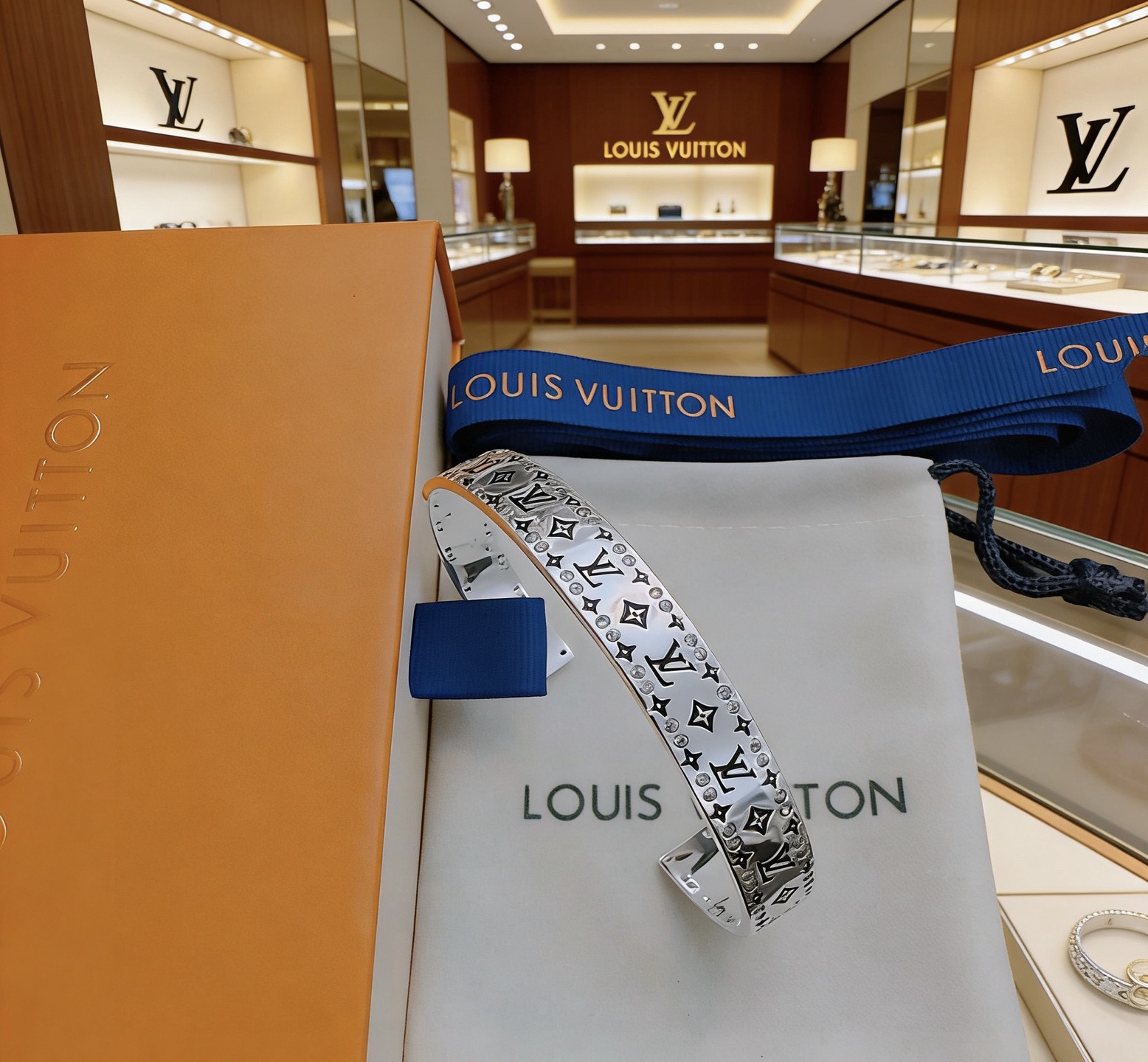 Louis Vuitton 高品质LV路易威登手链手镯 潮流 男女均可佩戴 同款 摇滚朋克泰银风格 元素 潮流百搭 项链最新款链条档次更高明星 款项链系列 银手链