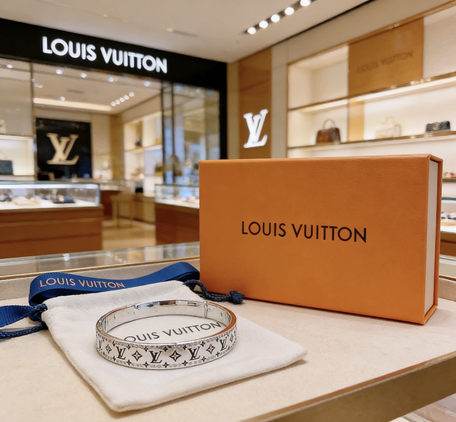 Louis Vuitton 高品质LV路易威登手链手镯 潮流 男女均可佩戴 同款 摇滚朋克泰银风格 元素 潮流百搭 项链最新款链条档次更高明星 款项链系列 银手链
