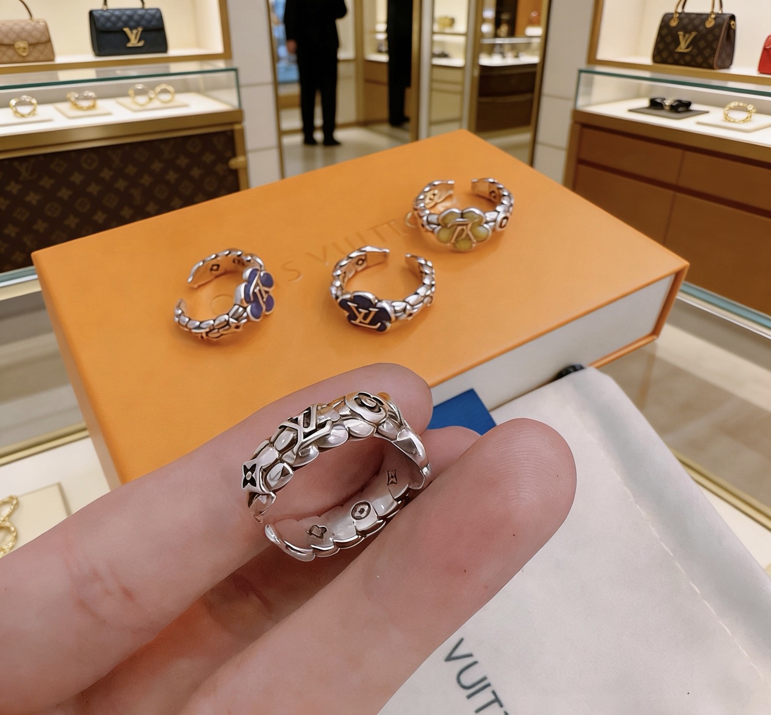 Louis Vuitton 高品质路易威登LV戒指（ ） 潮流 男女均可佩戴 同款 摇滚朋克泰银风格 元素 潮流百搭 项链最新款档次更高明星 款系列 银戒指