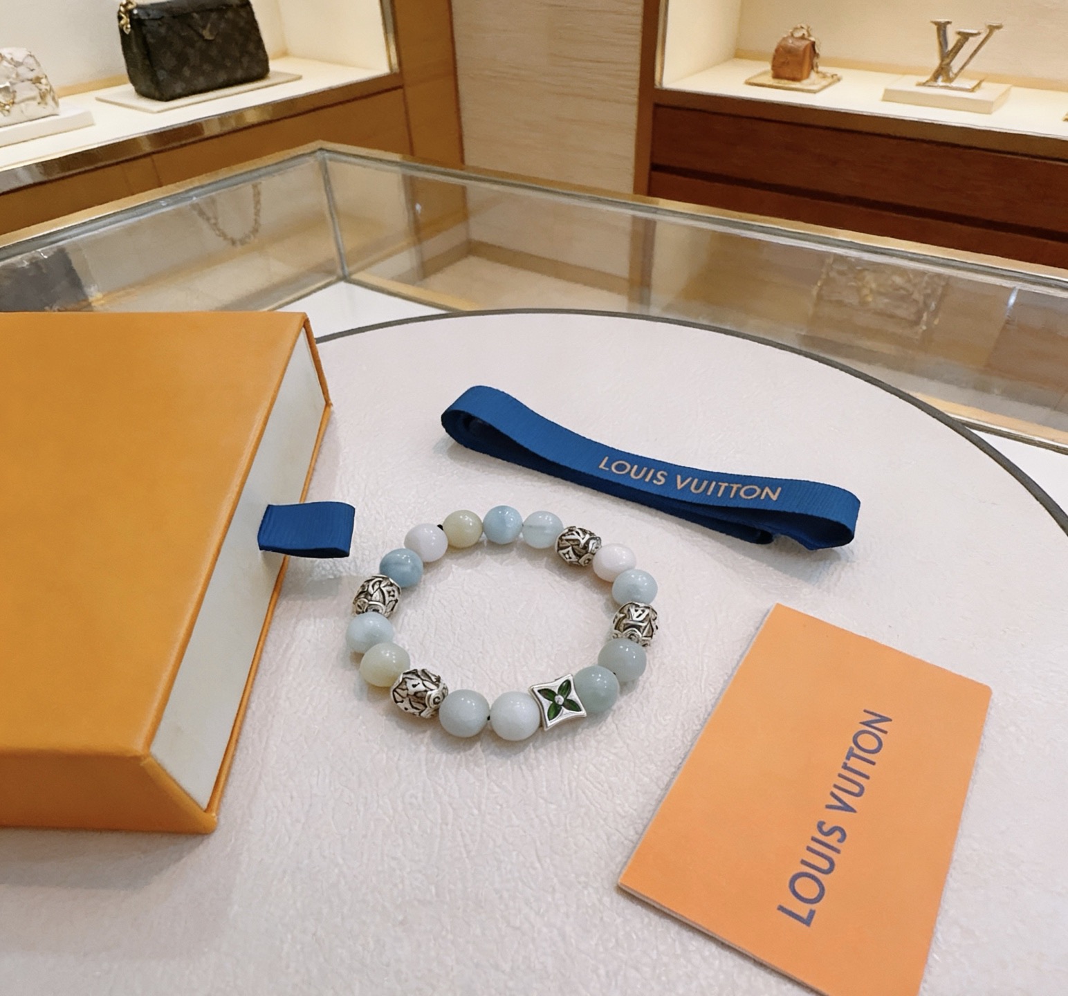 Nueva versión de edición especial de tienda oficial, estilo LV Louis Vuitton 🇷🇼 pulsera multi-elemento de ágata y pla…