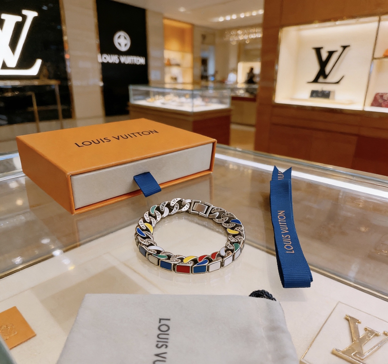 Louis Vuitton 高品质LV路易威登手链 潮流 男女均可佩戴 同款 摇滚朋克泰银风格 元素 潮流百搭 项链最新款链条档次更高明星 款项链系列 银手链