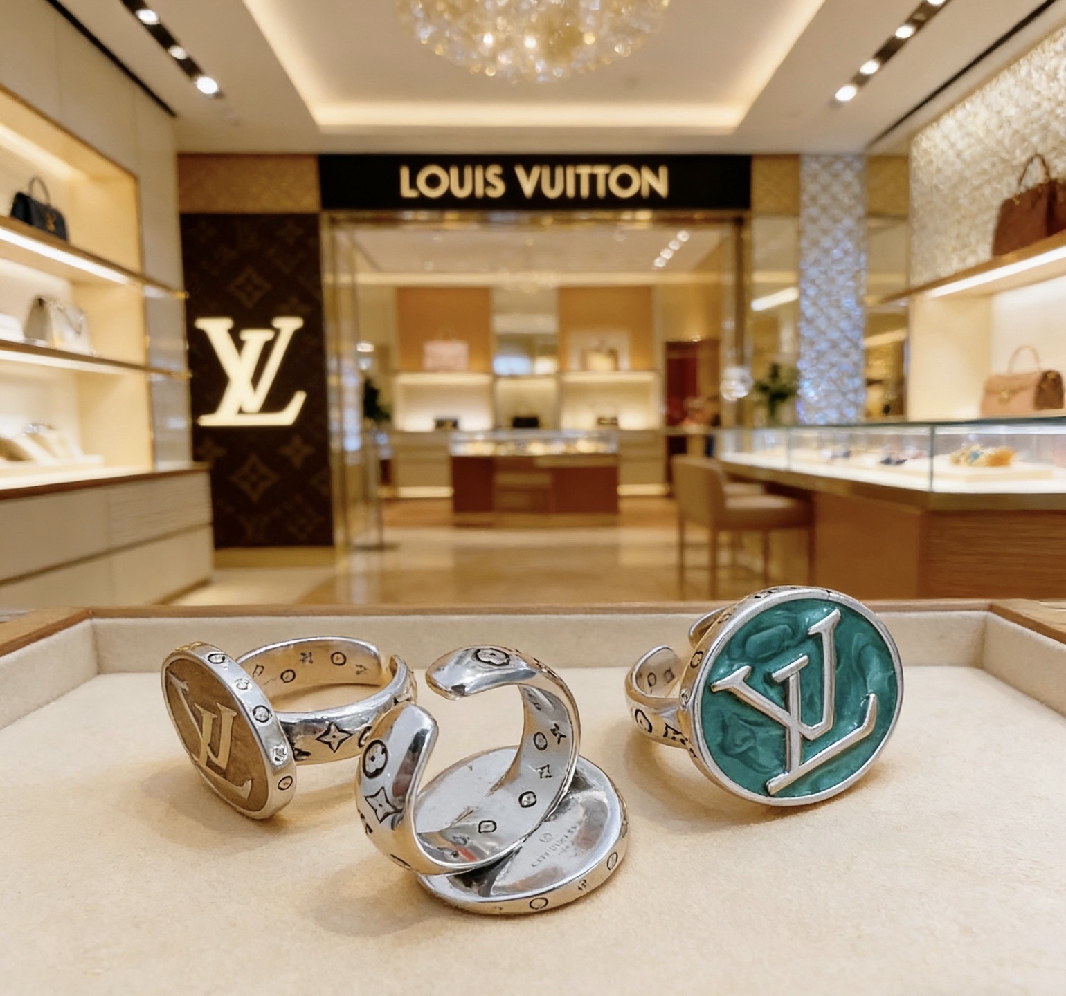 Louis Vuitton 高品质路易威登LV戒指 潮流 男女均可佩戴 同款 摇滚朋克泰银风格 元素 潮流百搭 项链最新款档次更高明星 款系列 银戒指