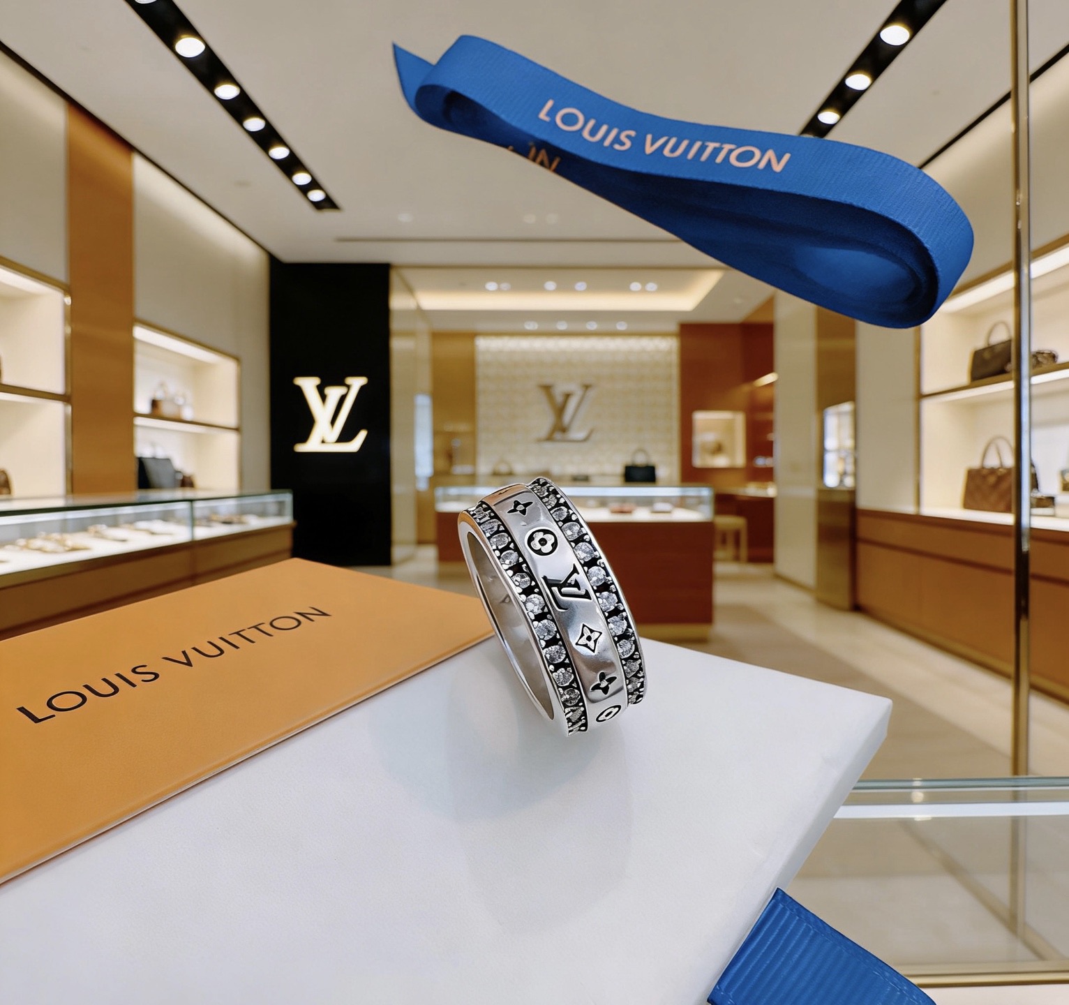 Louis Vuitton 高品质路易威登LV戒指 潮流 男女均可佩戴 同款 摇滚朋克泰银风格 元素 潮流百搭 项链最新款档次更高明星 款系列 银戒指