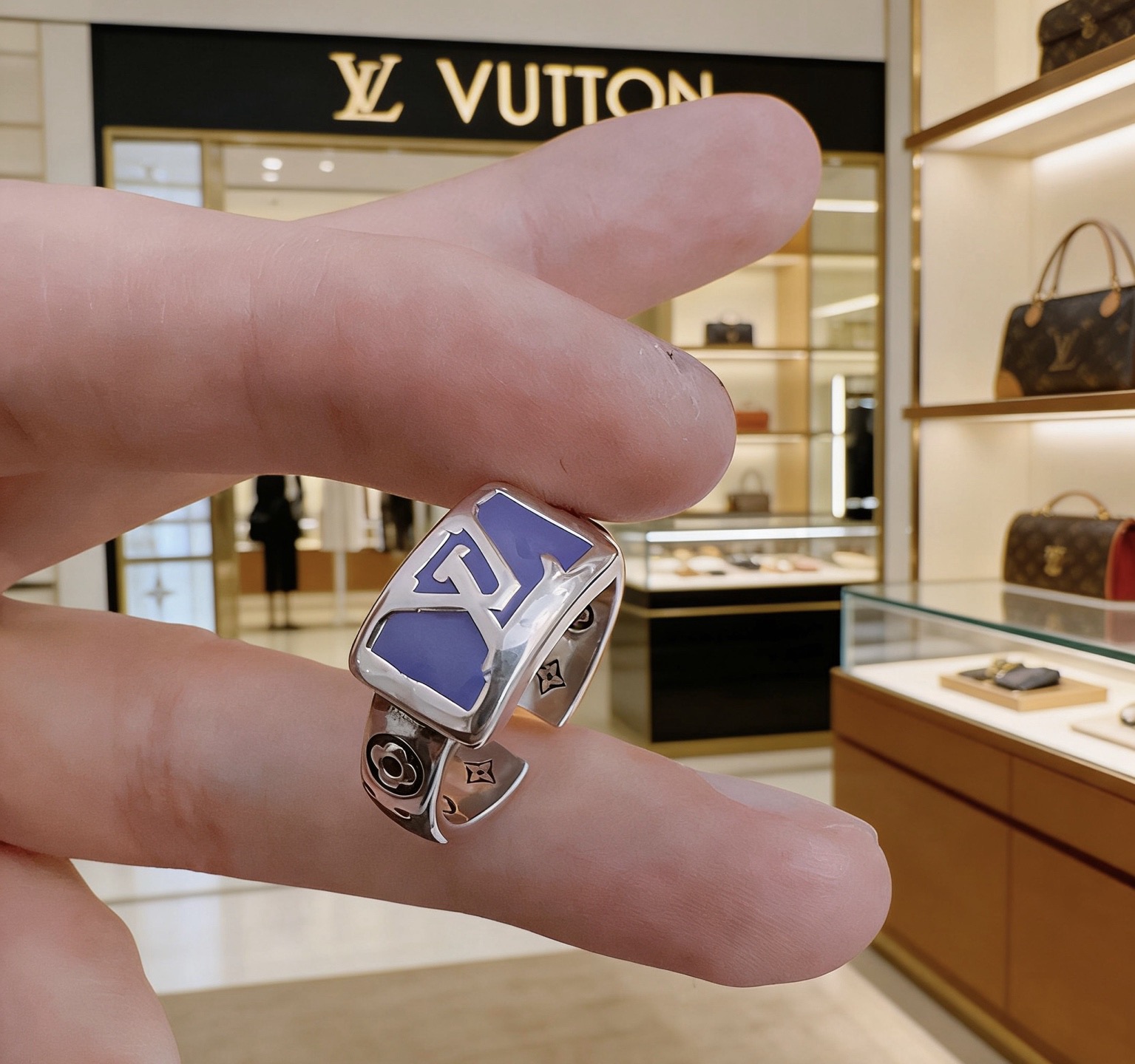 Louis Vuitton 高品质路易威登LV戒指 潮流 男女均可佩戴 同款 摇滚朋克泰银风格 元素 潮流百搭 项链最新款档次更高明星 款系列 银戒指
