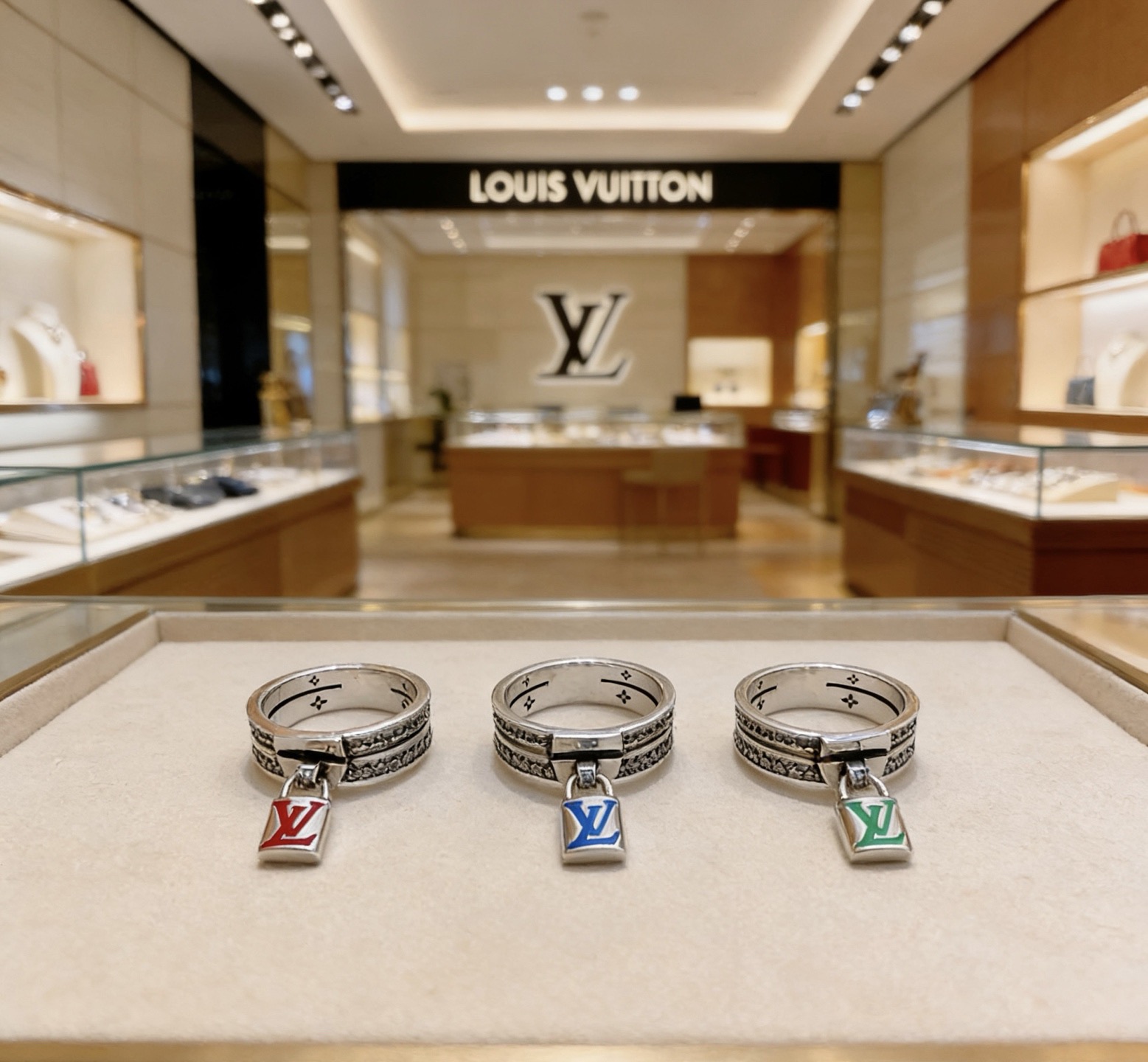 Louis Vuitton 高品质路易威登LV戒指 潮流 男女均可佩戴 同款 摇滚朋克泰银风格 元素 潮流百搭 项链最新款档次更高明星 款系列 银戒指