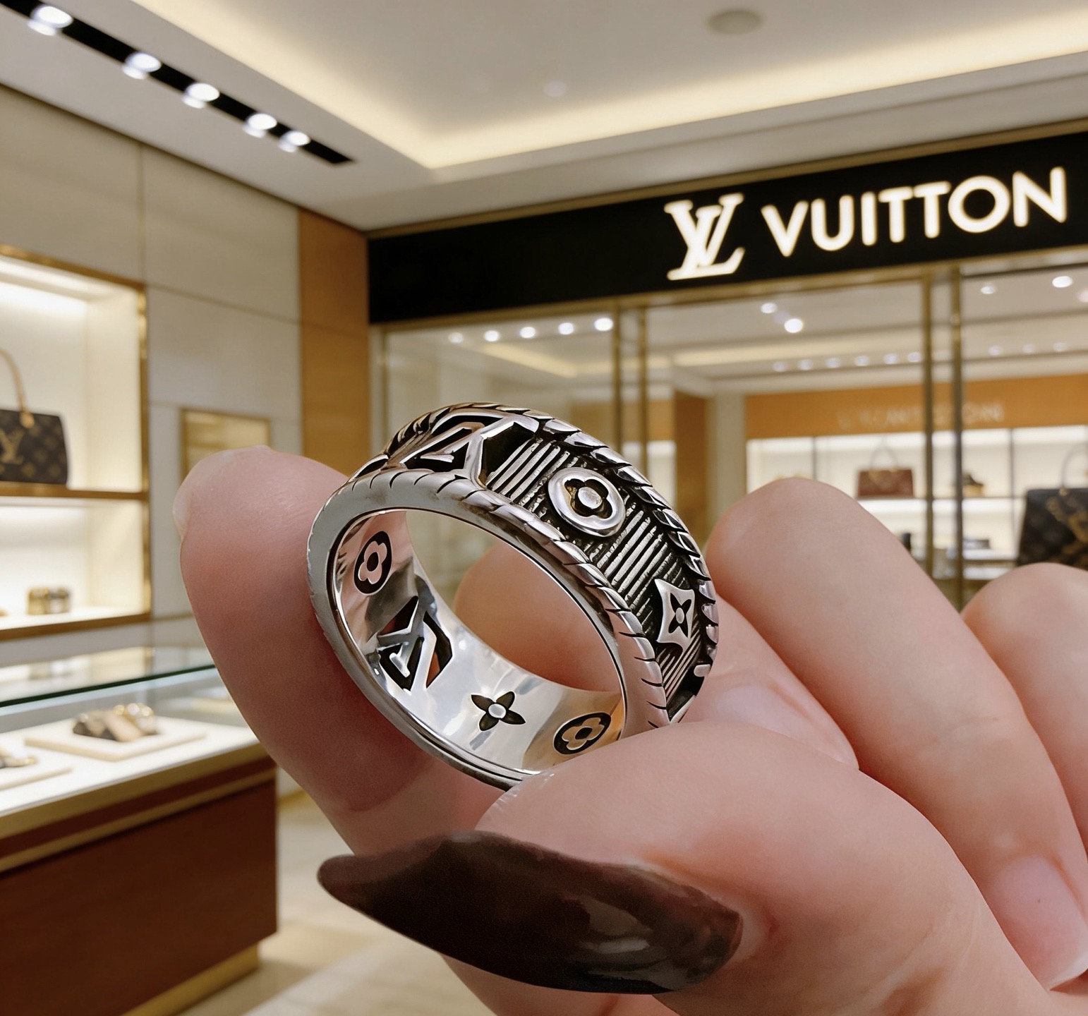 Louis Vuitton 高品质路易威登LV戒指 潮流 男女均可佩戴 同款 摇滚朋克泰银风格 元素 潮流百搭 项链最新款档次更高明星 款系列 银戒指