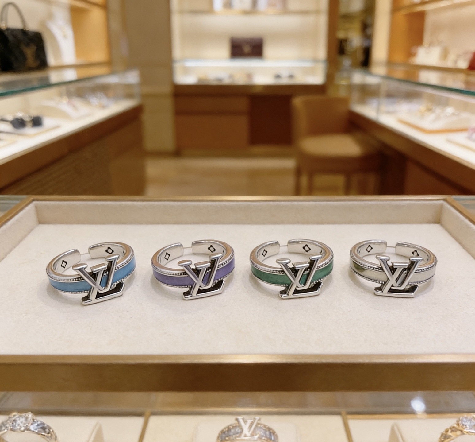 Louis Vuitton 高品质路易威登LV戒指 潮流 男女均可佩戴 同款 摇滚朋克泰银风格 元素 潮流百搭 项链最新款档次更高明星 款系列 银戒指