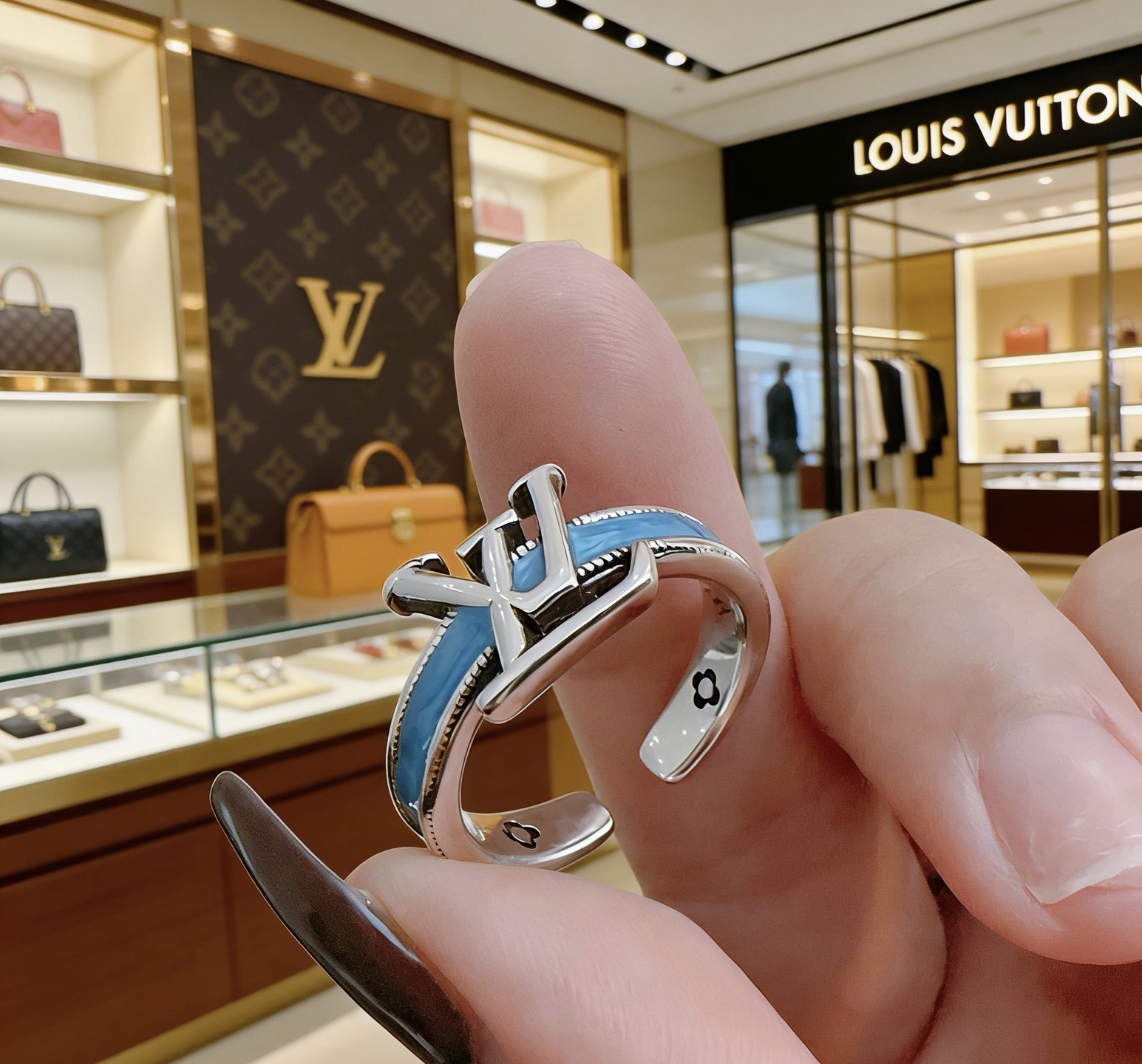 Louis Vuitton 高品质路易威登LV戒指 潮流 男女均可佩戴 同款 摇滚朋克泰银风格 元素 潮流百搭 项链最新款档次更高明星 款系列 银戒指