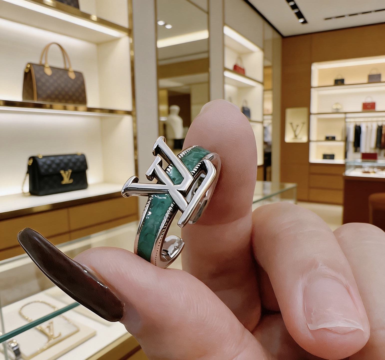 Louis Vuitton 高品质路易威登LV戒指 潮流 男女均可佩戴 同款 摇滚朋克泰银风格 元素 潮流百搭 项链最新款档次更高明星 款系列 银戒指