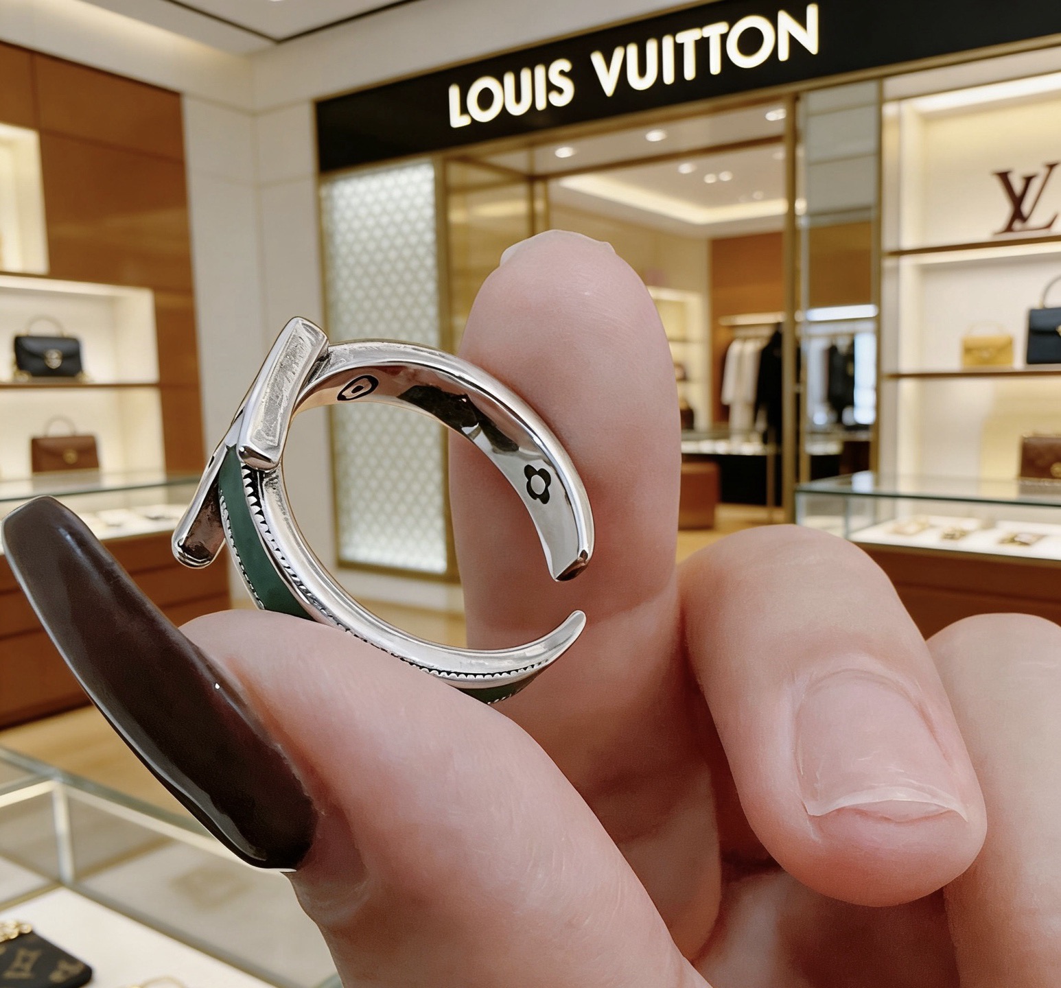 Louis Vuitton 高品质路易威登LV戒指 潮流 男女均可佩戴 同款 摇滚朋克泰银风格 元素 潮流百搭 项链最新款档次更高明星 款系列 银戒指