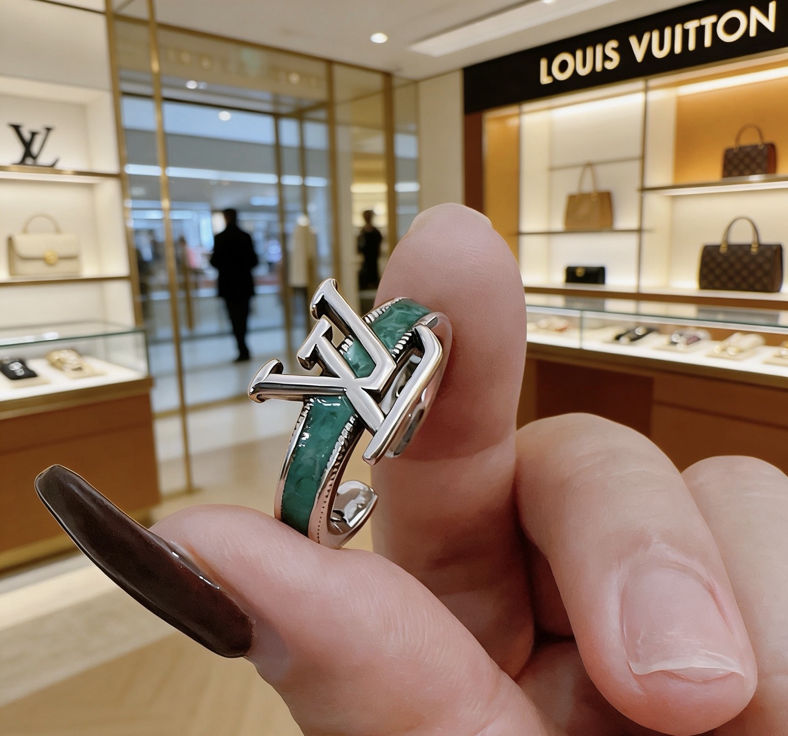 Louis Vuitton 高品质路易威登LV戒指 潮流 男女均可佩戴 同款 摇滚朋克泰银风格 元素 潮流百搭 项链最新款档次更高明星 款系列 银戒指