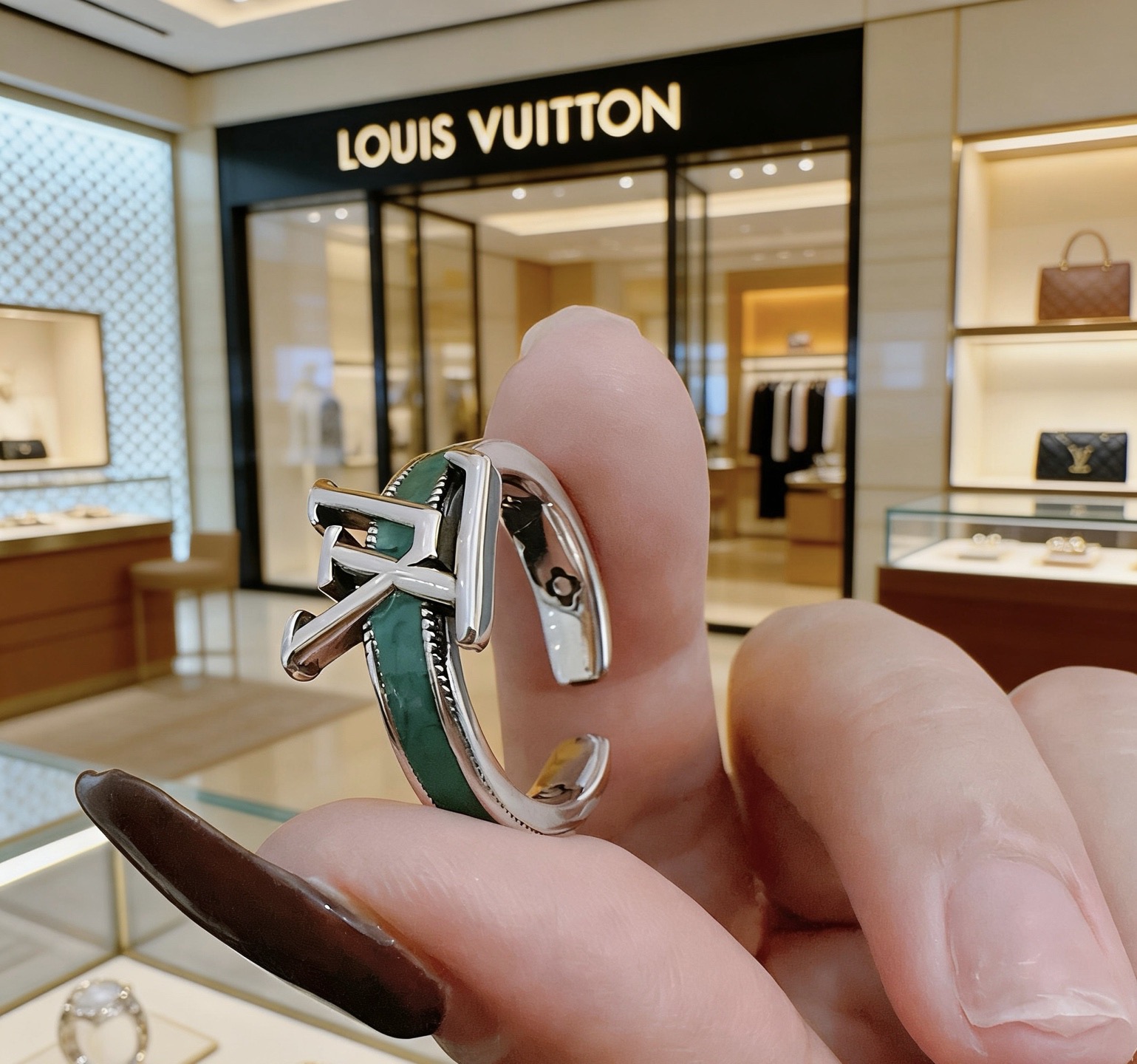 Louis Vuitton 高品质路易威登LV戒指 潮流 男女均可佩戴 同款 摇滚朋克泰银风格 元素 潮流百搭 项链最新款档次更高明星 款系列 银戒指