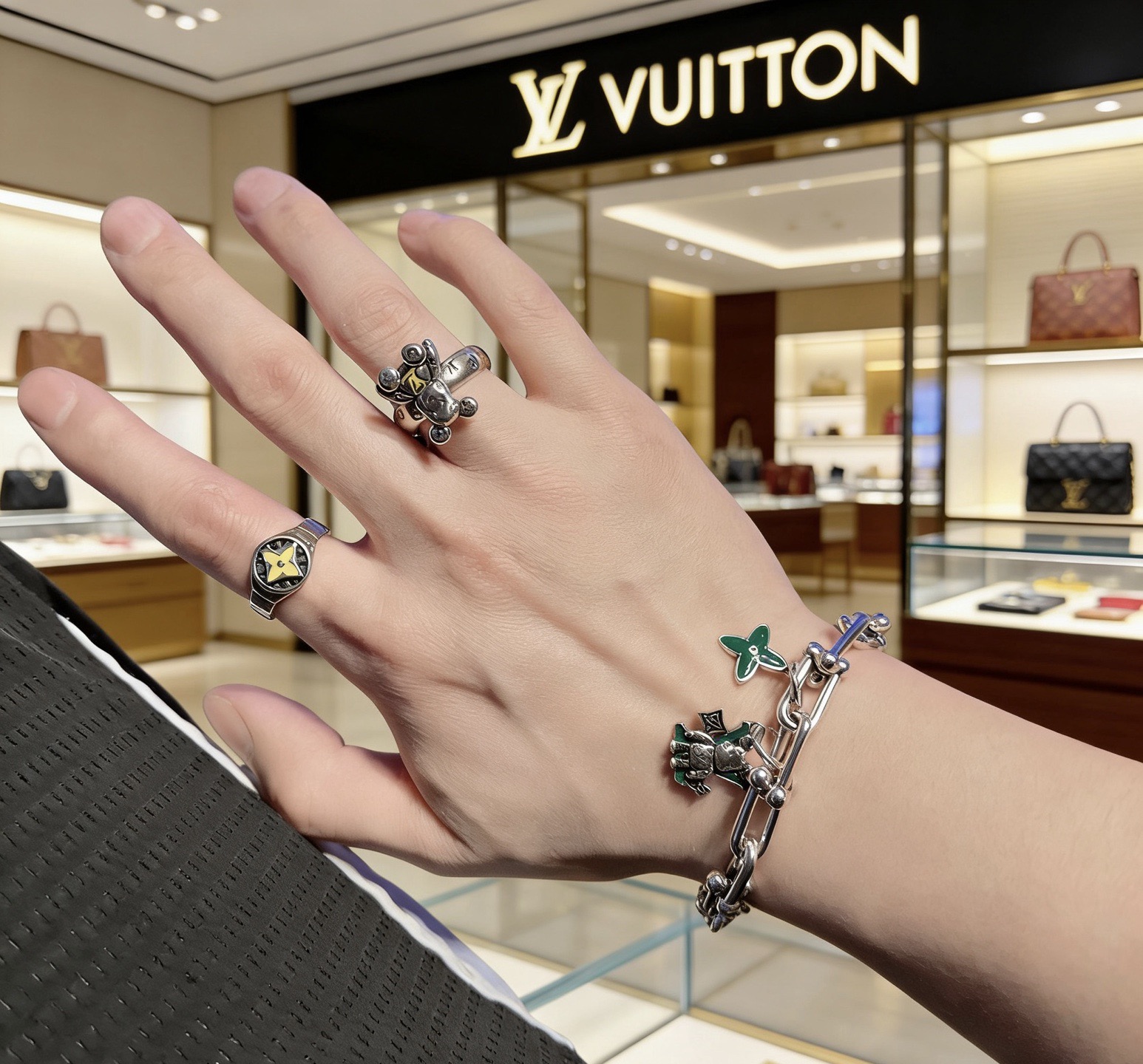 Louis Vuitton 高品质路易威登LV戒指 潮流 男女均可佩戴 同款 摇滚朋克泰银风格 元素 潮流百搭 项链最新款档次更高明星 款系列 银戒指