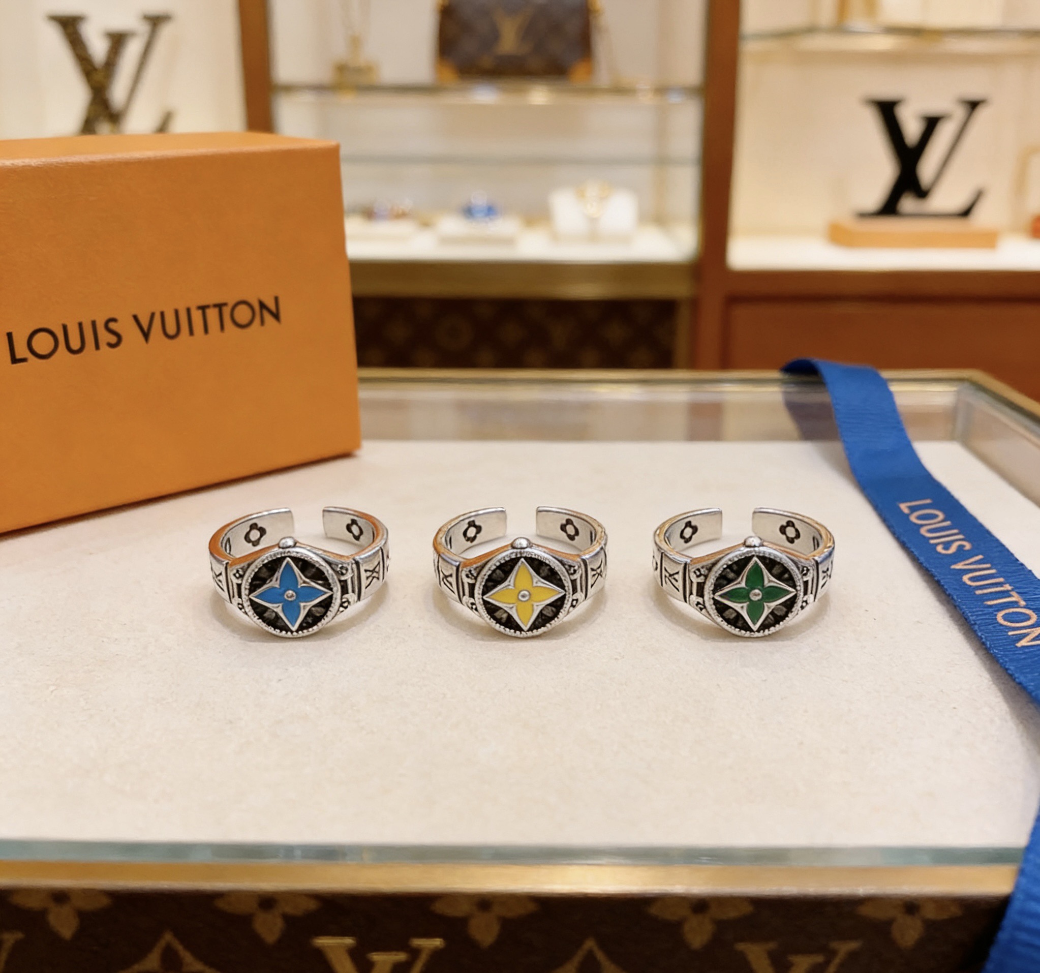 Louis Vuitton 高品质路易威登LV戒指 潮流 男女均可佩戴 同款 摇滚朋克泰银风格 元素 潮流百搭 项链最新款档次更高明星 款系列 银戒指