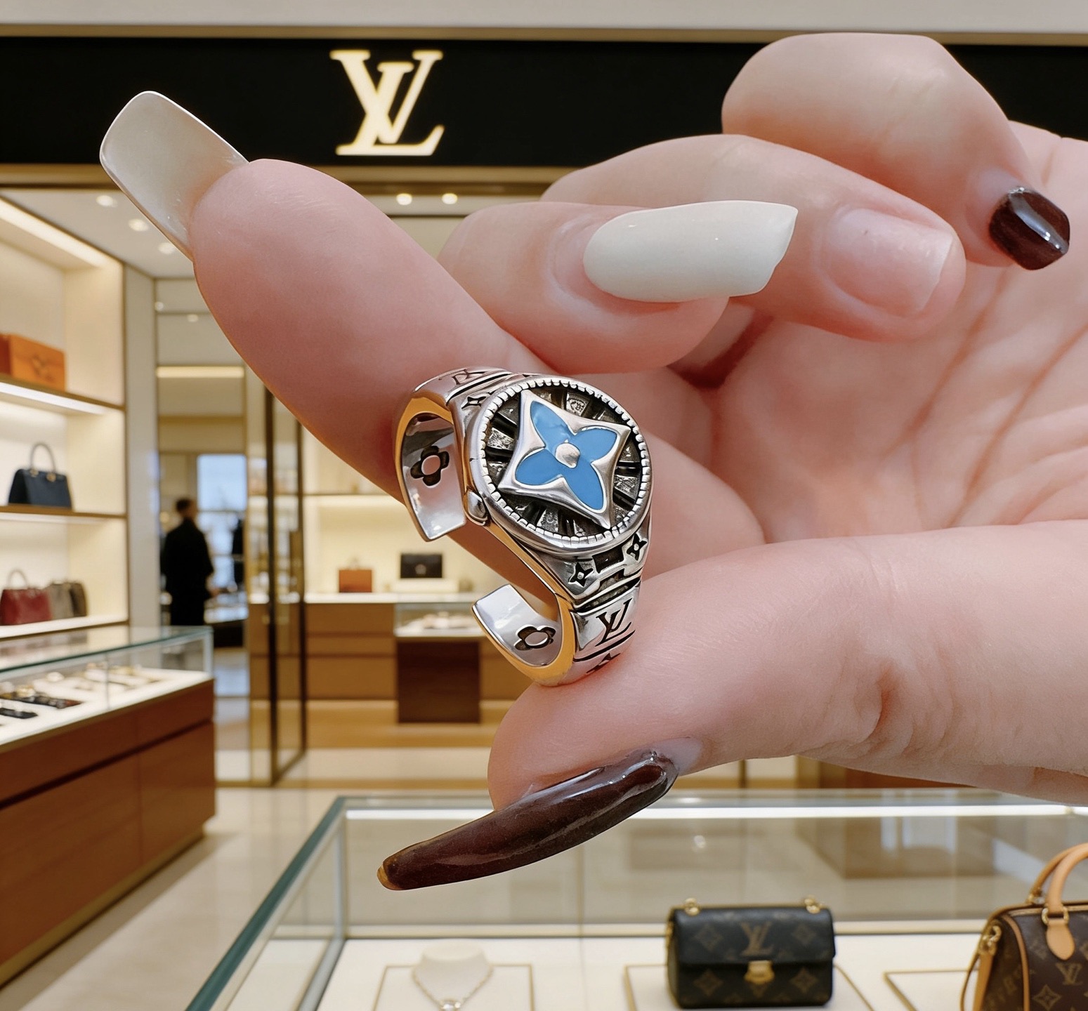 Louis Vuitton 高品质路易威登LV戒指 潮流 男女均可佩戴 同款 摇滚朋克泰银风格 元素 潮流百搭 项链最新款档次更高明星 款系列 银戒指