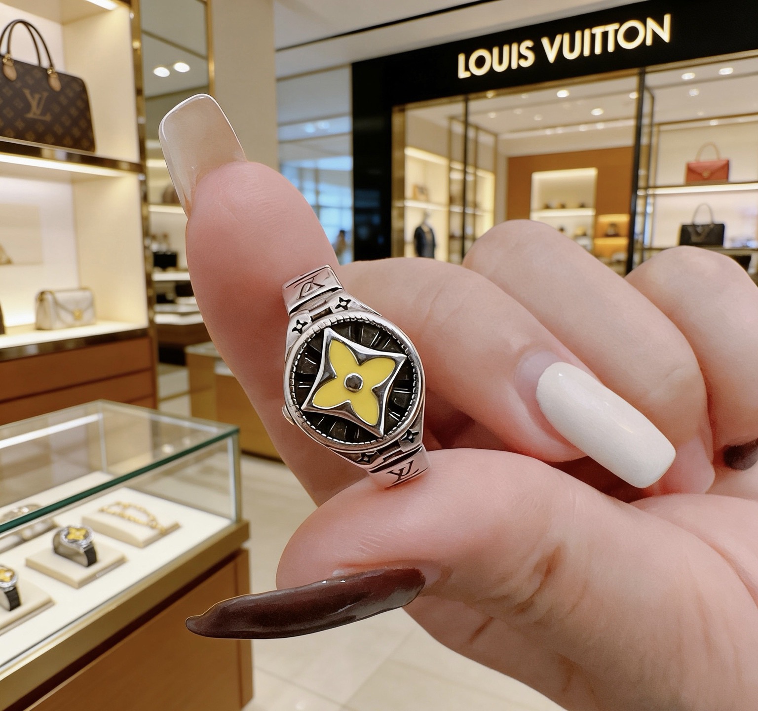 Louis Vuitton 高品质路易威登LV戒指 潮流 男女均可佩戴 同款 摇滚朋克泰银风格 元素 潮流百搭 项链最新款档次更高明星 款系列 银戒指