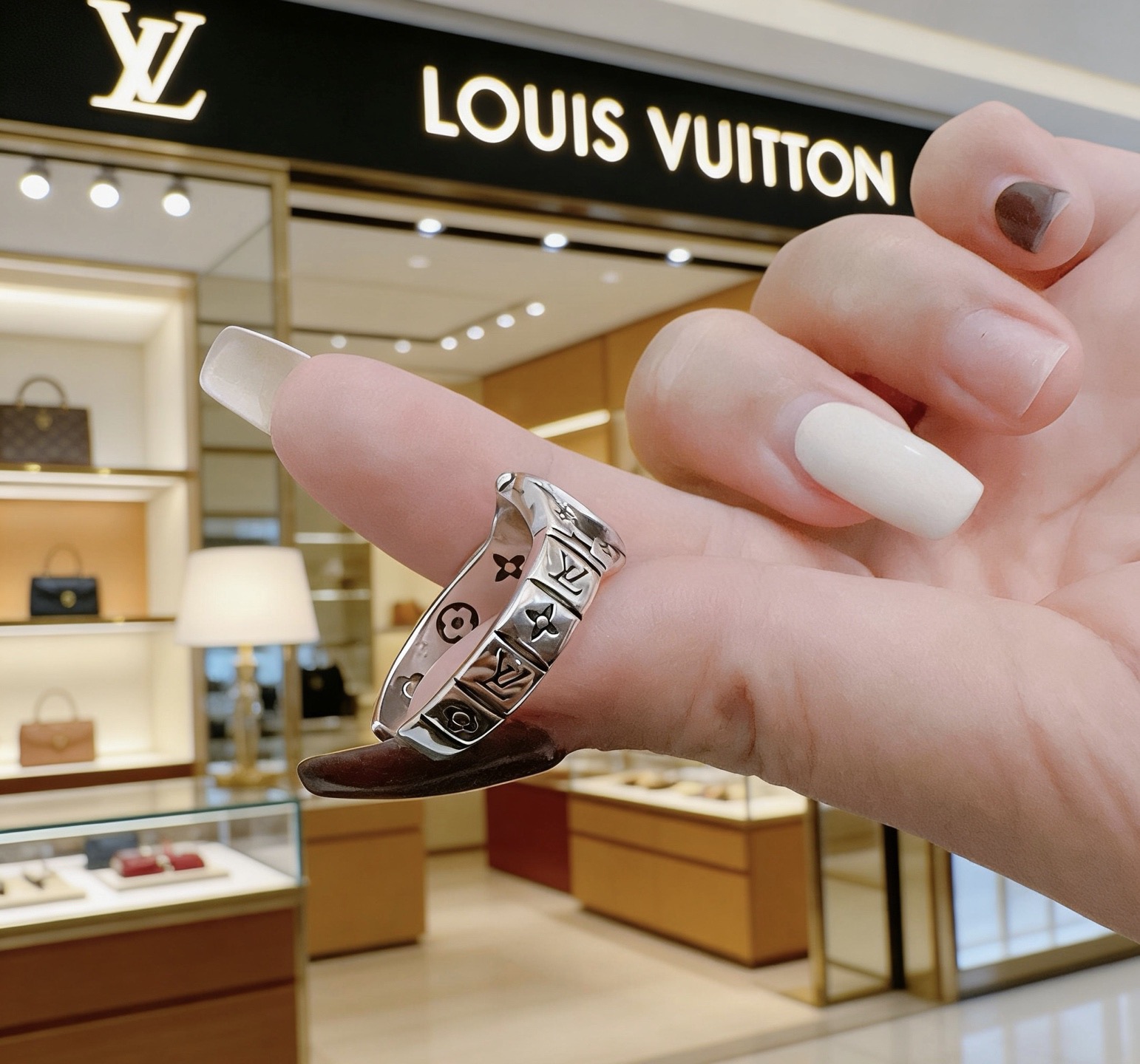 Louis Vuitton 高品质路易威登LV戒指 潮流 男女均可佩戴 同款 摇滚朋克泰银风格 元素 潮流百搭 项链最新款档次更高明星 款系列 银戒指