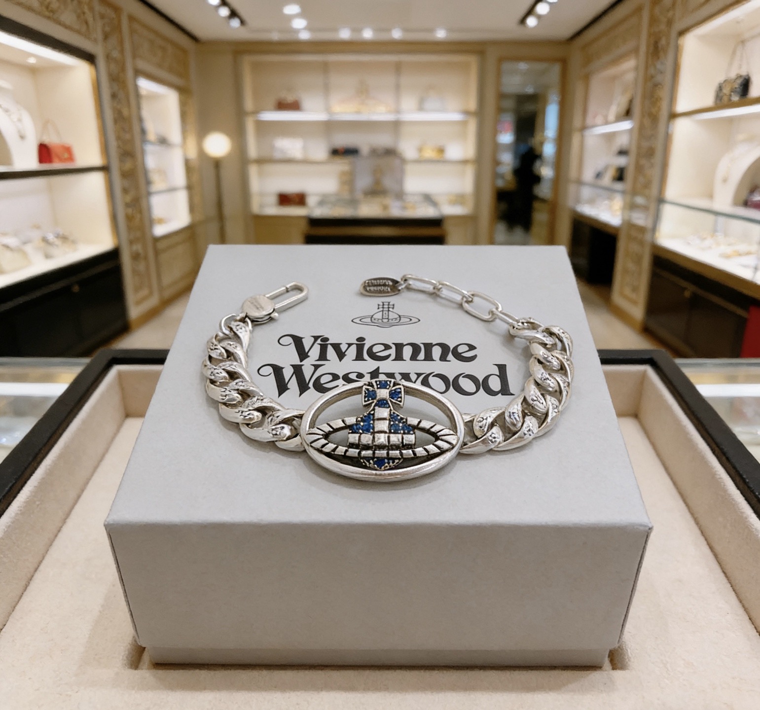 Vivienne Westwood 𝐕𝐢𝐯𝐢𝐞𝐧𝐧𝐞 𝐖𝐞𝐬𝐭𝐰𝐨𝐨𝐝
