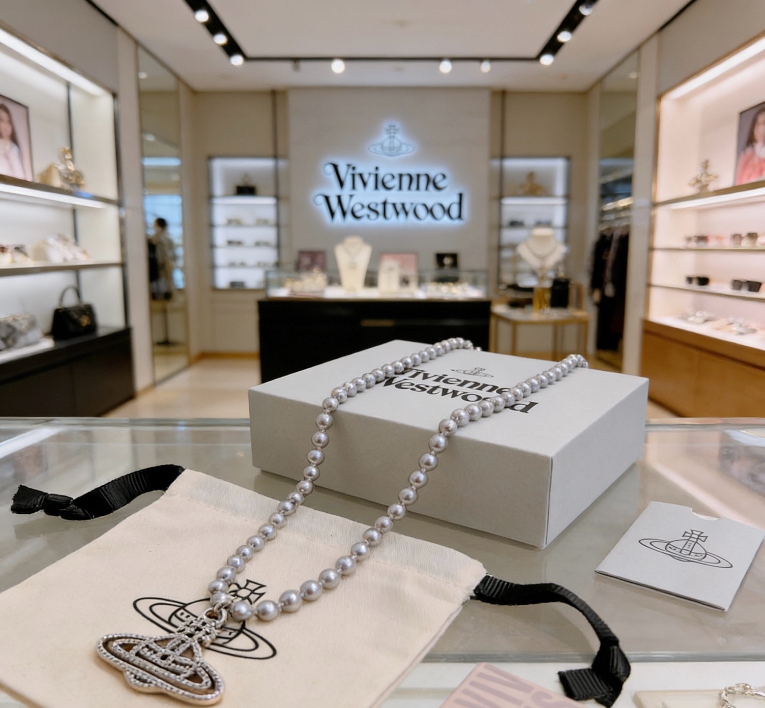 Vivienne Westwood 𝐕𝐢𝐯𝐢𝐞𝐧𝐧𝐞 𝐖𝐞𝐬𝐭𝐰𝐨𝐨𝐝