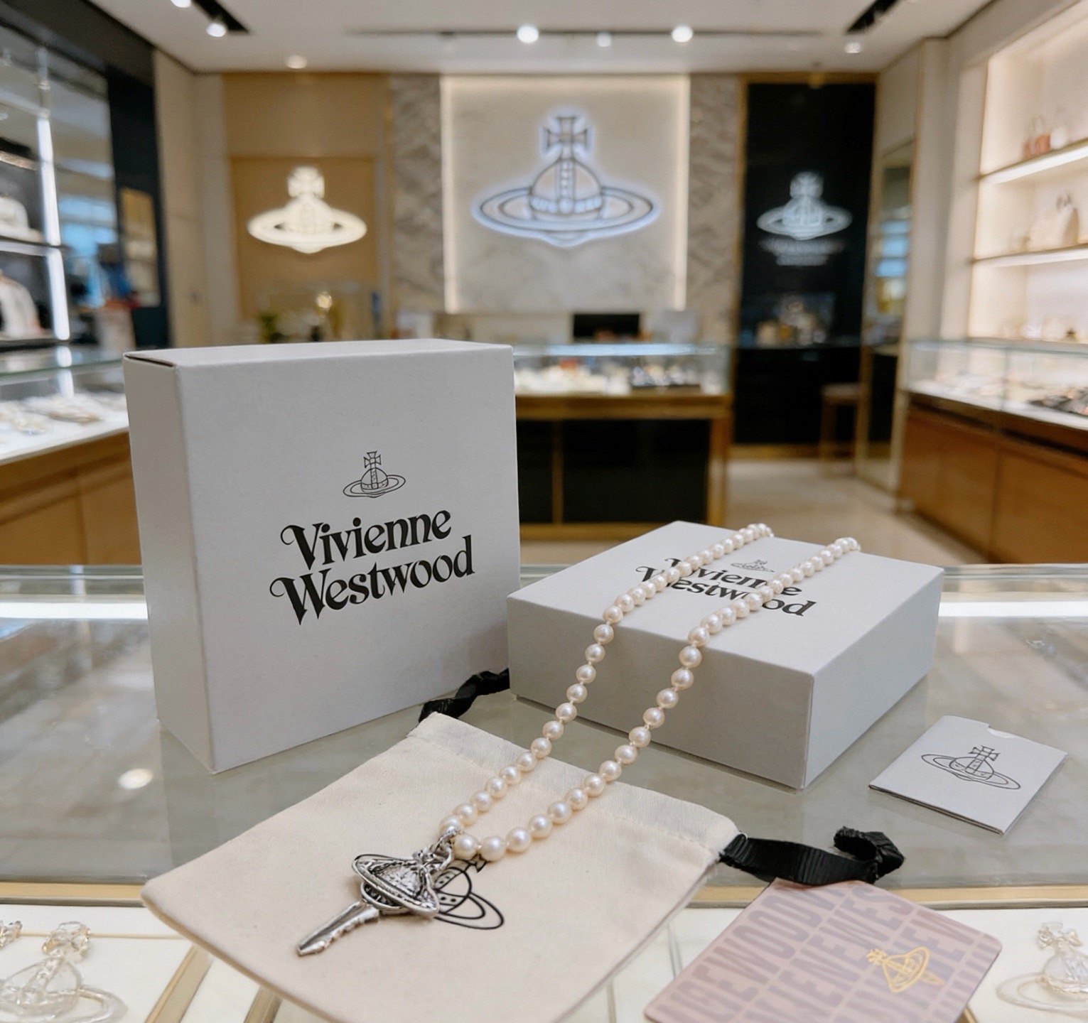Vivienne Westwood 𝐕𝐢𝐯𝐢𝐞𝐧𝐧𝐞 𝐖𝐞𝐬𝐭𝐰𝐨𝐨𝐝
