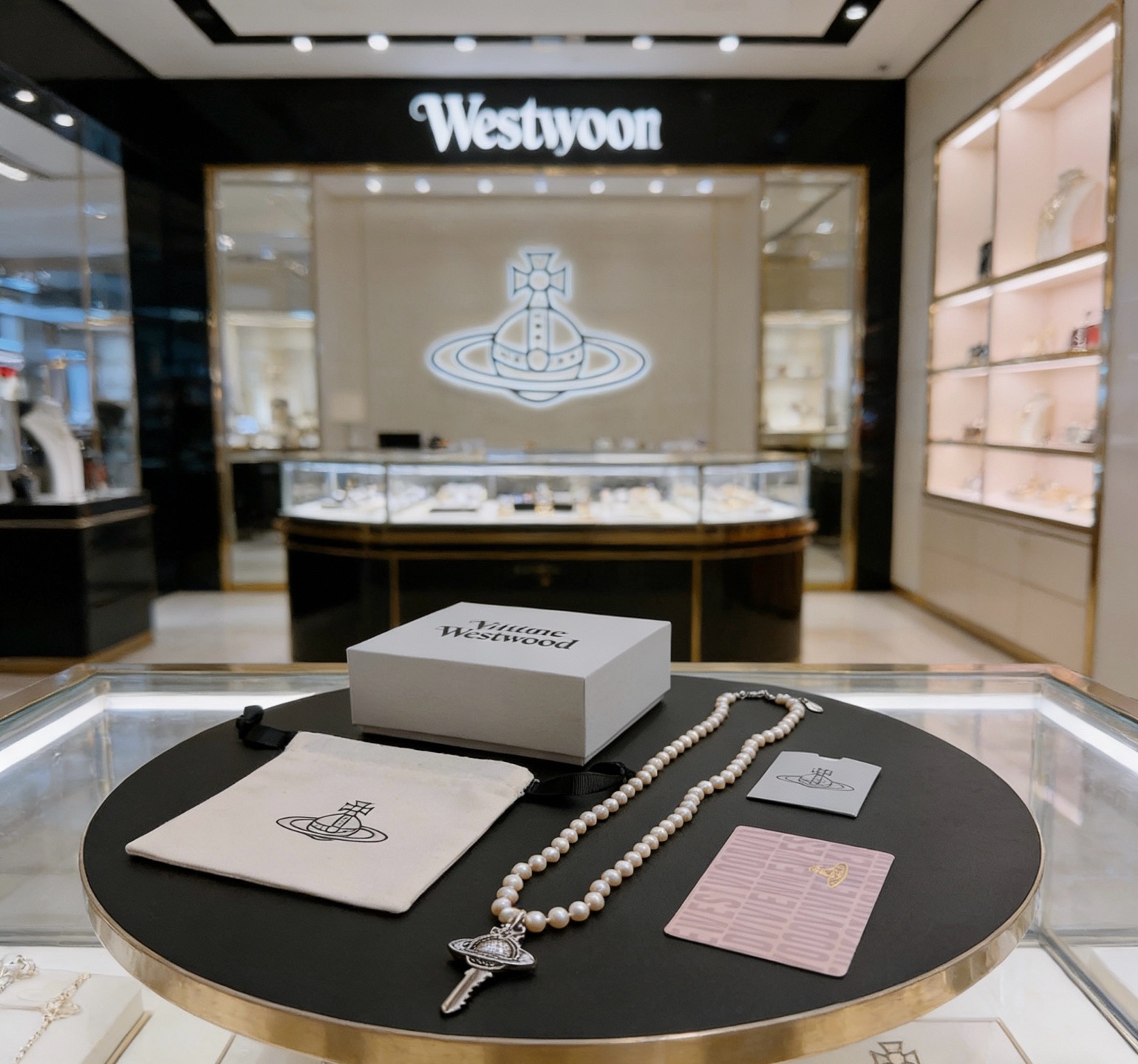 Vivienne Westwood 𝐕𝐢𝐯𝐢𝐞𝐧𝐧𝐞 𝐖𝐞𝐬𝐭𝐰𝐨𝐨𝐝