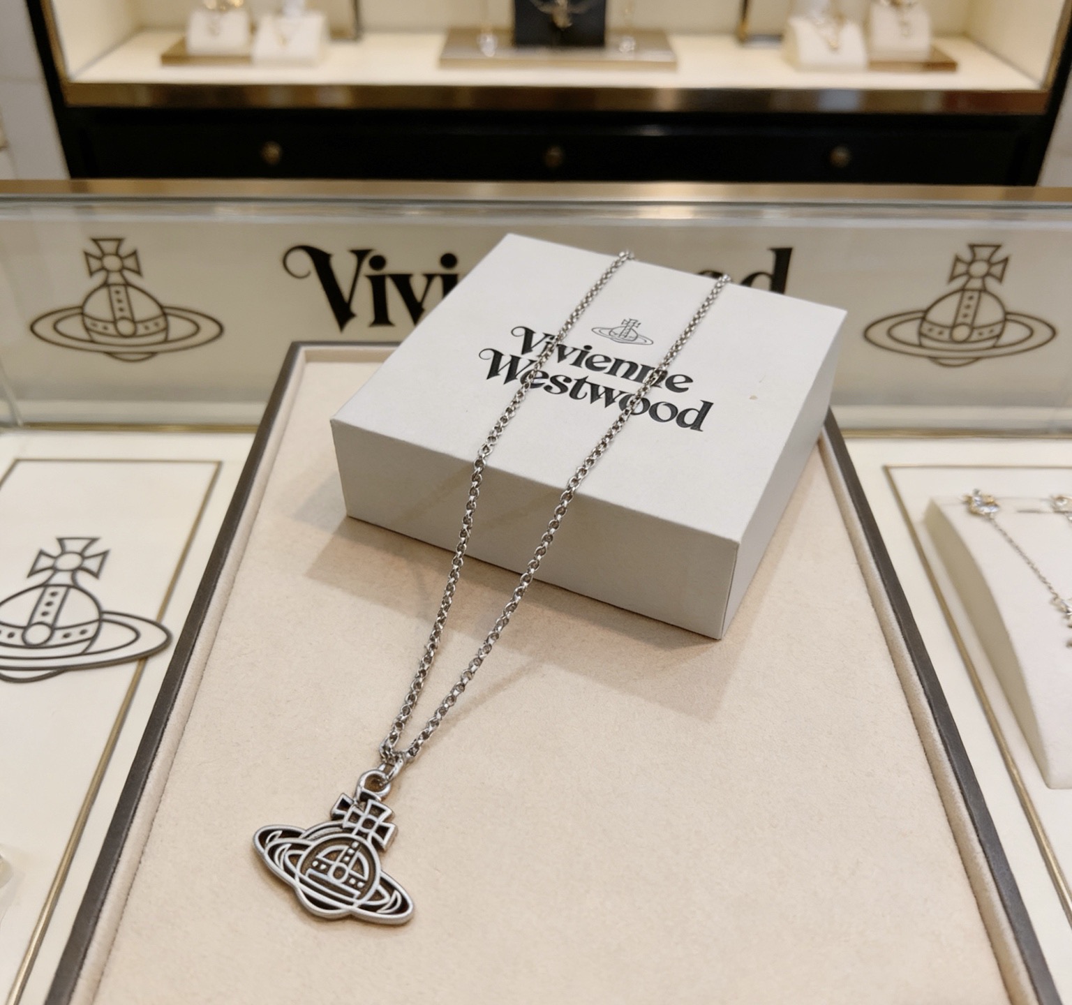 Vivienne Westwood 𝐕𝐢𝐯𝐢𝐞𝐧𝐧𝐞 𝐖𝐞𝐬𝐭𝐰𝐨𝐨𝐝