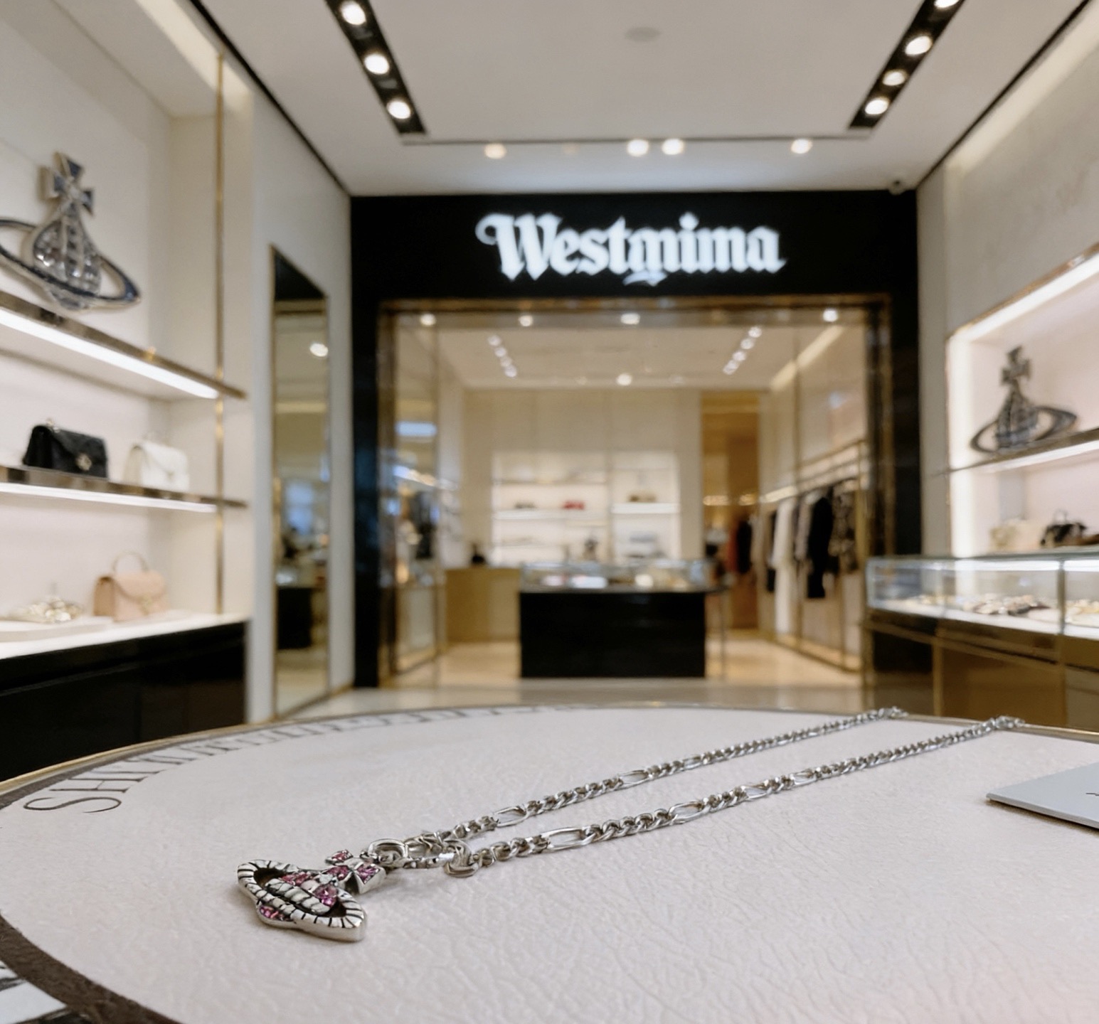Vivienne Westwood 𝐕𝐢𝐯𝐢𝐞𝐧𝐧𝐞 𝐖𝐞𝐬𝐭𝐰𝐨𝐨𝐝