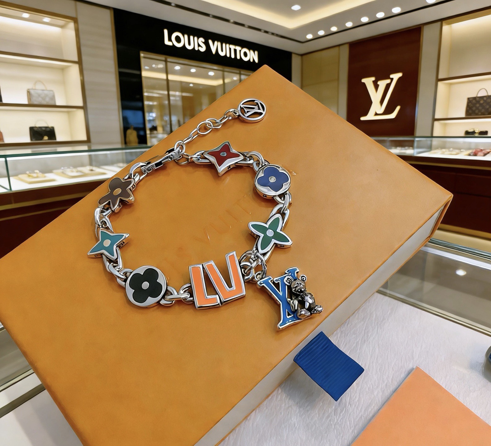 Louis Vuitton 高品质路易威登LV手链 潮流 男女均可佩戴 同款 摇滚朋克泰银风格 元素 潮流百搭 项链最新款链条档次更高明星 款手链古巴链系列 银手链