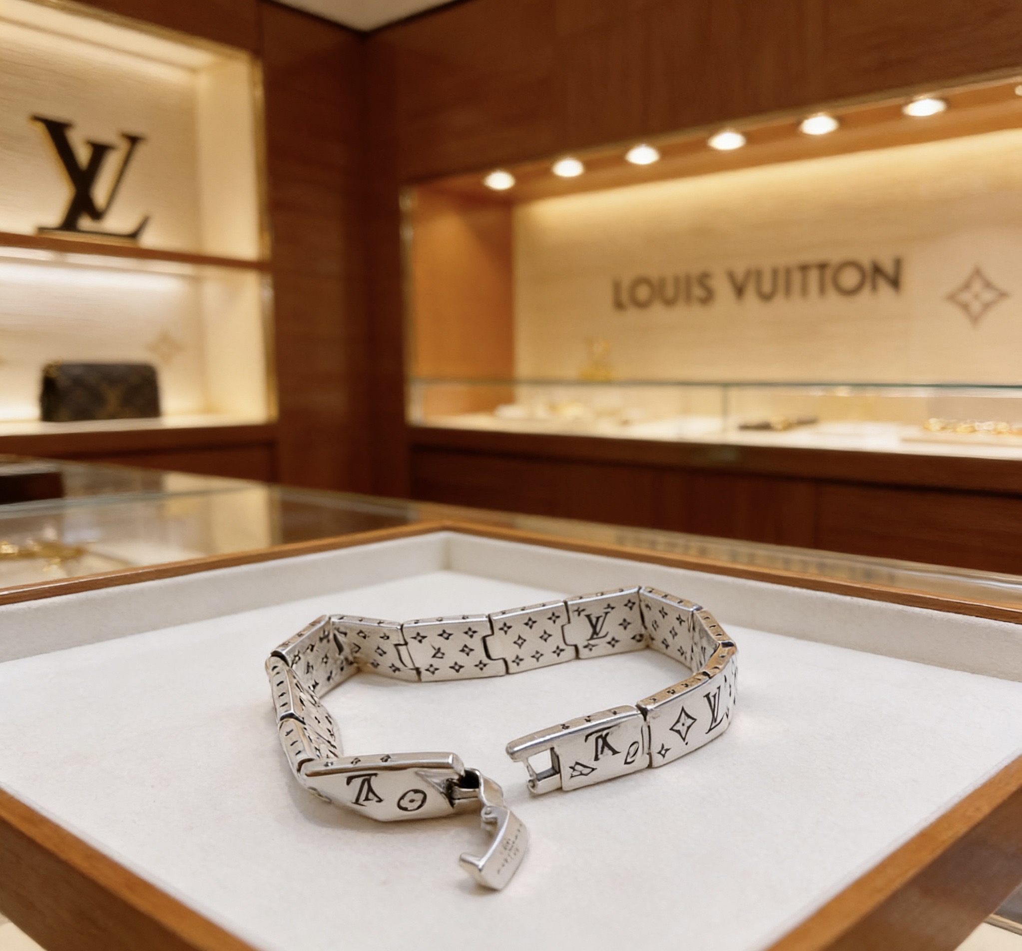 Louis Vuitton 高品质LV路易威登手链 潮流 男女均可佩戴 同款 摇滚朋克泰银风格 元素 潮流百搭 项链最新款链条档次更高明星 款手链古巴链系列 银手链