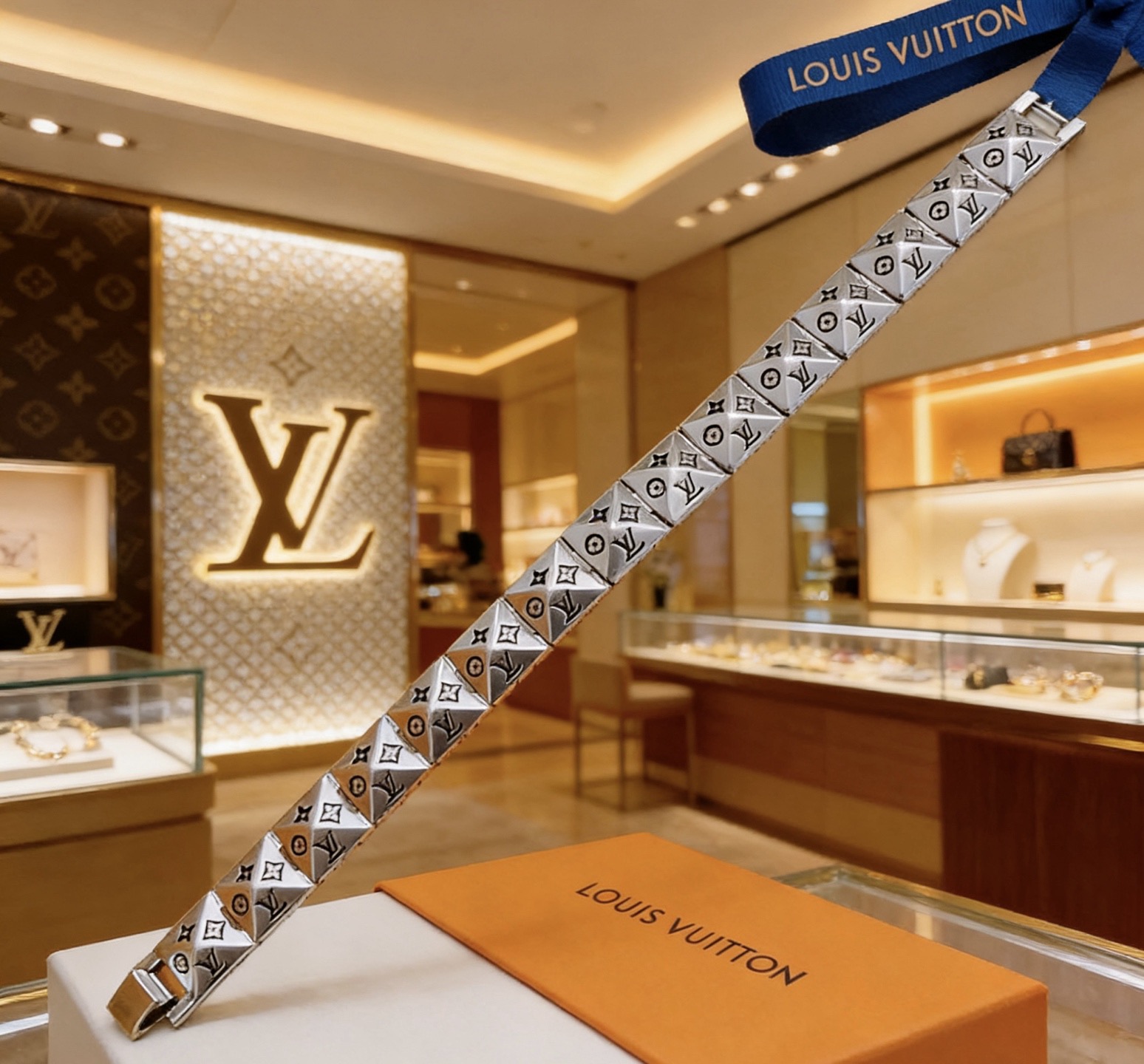 Louis Vuitton 高品质LV路易威登手链 潮流 男女均可佩戴 同款 摇滚朋克泰银风格 元素 潮流百搭 项链最新款链条档次更高明星 款手链古巴链系列 银手链