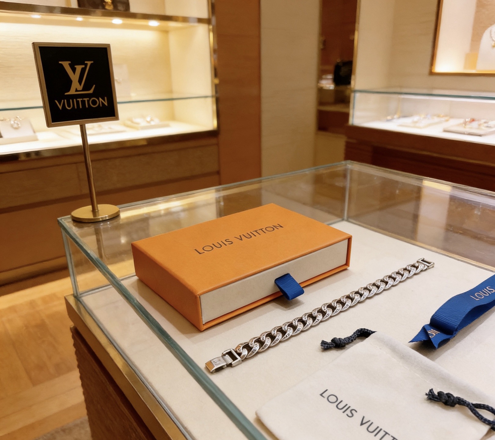 Louis Vuitton 高品质路易威登LV手链 潮流 男女均可佩戴 同款 摇滚朋克泰银风格 元素 潮流百搭 项链最新款链条档次更高明星 款手链古巴链系列 银手链