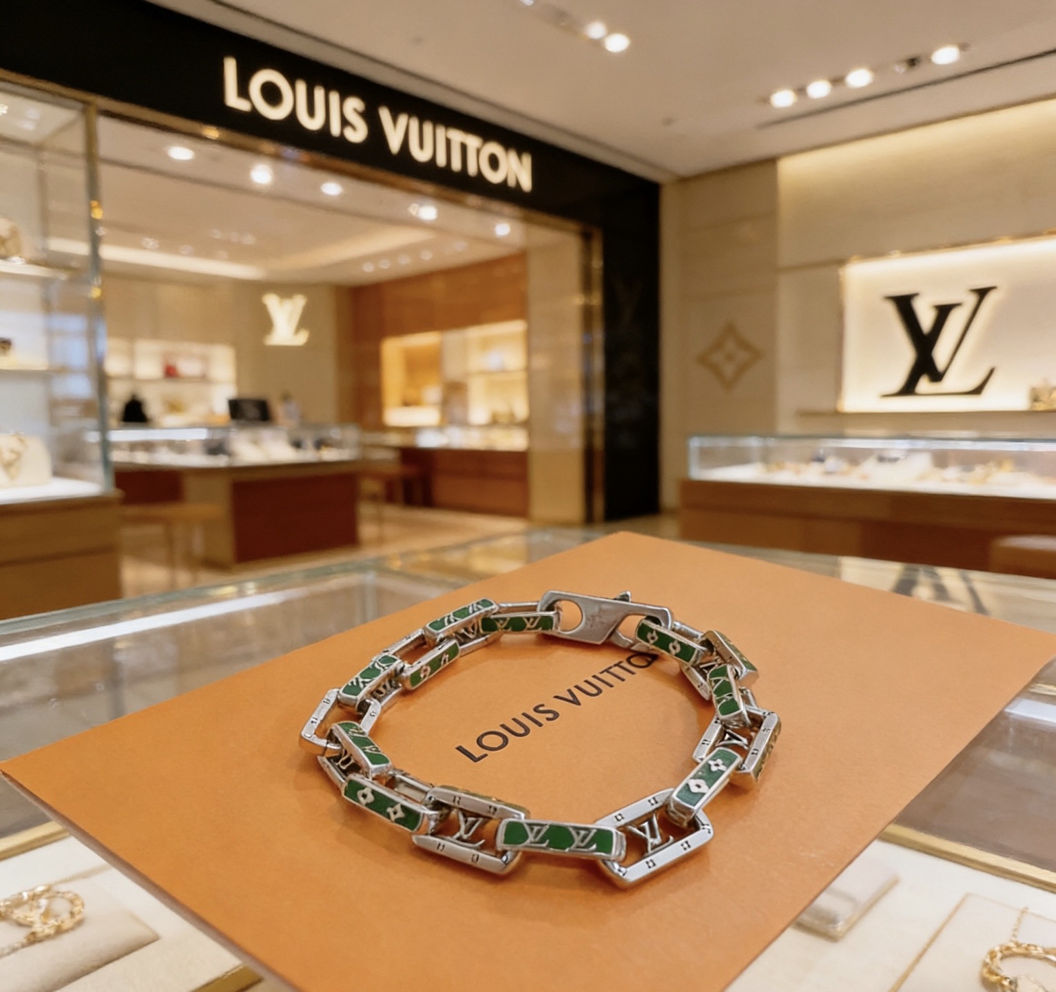 Louis Vuitton 新款法郎高品质路易威登LV手链 潮流 男女均可佩戴 同款 摇滚朋克泰银风格 元素 潮流百搭 项链最新款链条档次更高明星 款手链古巴链系列 银手链
