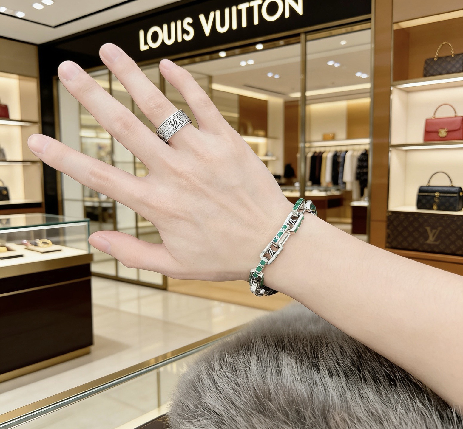 Louis Vuitton 新款法郎高品质路易威登LV手链 潮流 男女均可佩戴 同款 摇滚朋克泰银风格 元素 潮流百搭 项链最新款链条档次更高明星 款手链古巴链系列 银手链