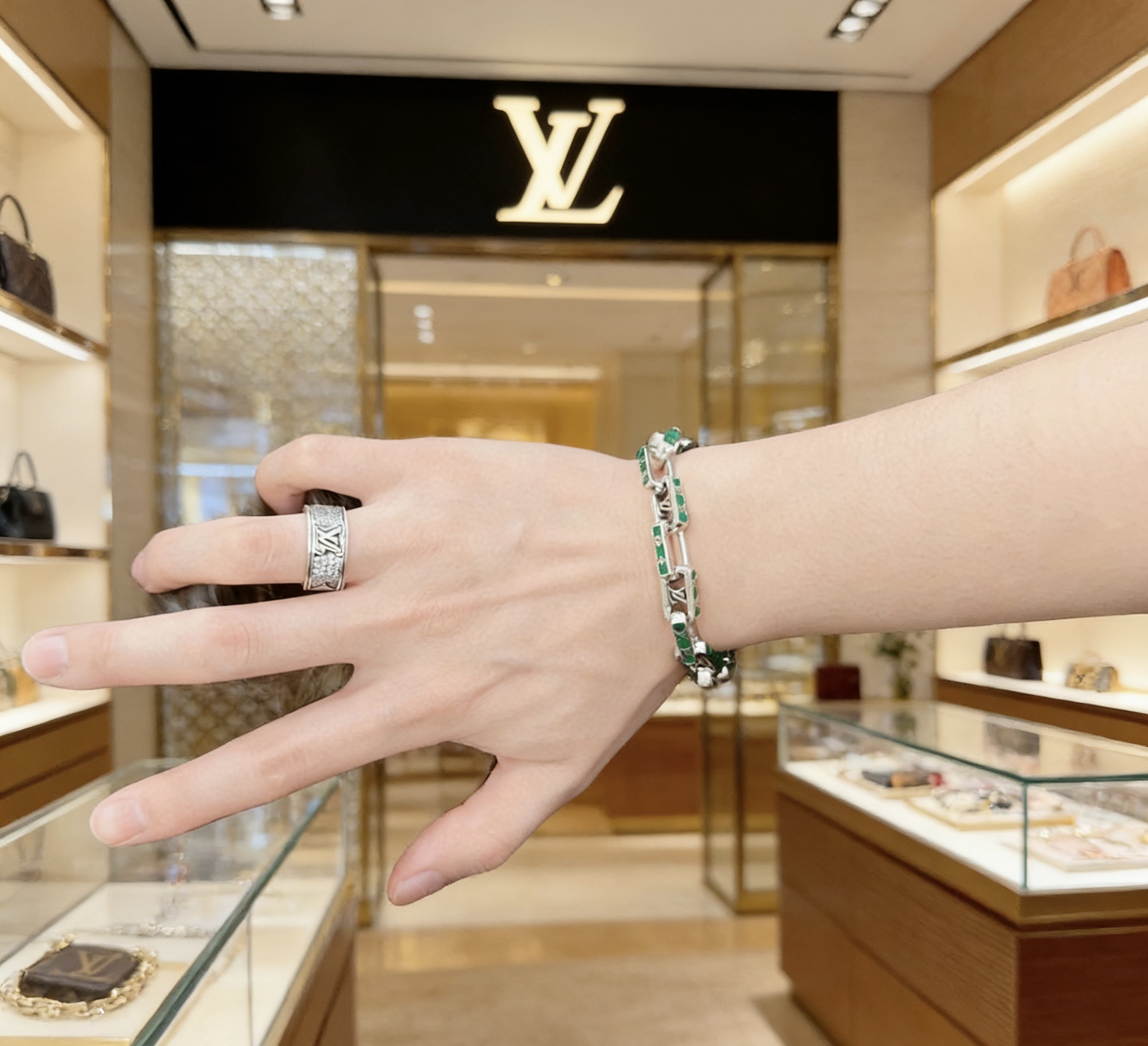 Louis Vuitton 新款法郎高品质路易威登LV手链 潮流 男女均可佩戴 同款 摇滚朋克泰银风格 元素 潮流百搭 项链最新款链条档次更高明星 款手链古巴链系列 银手链