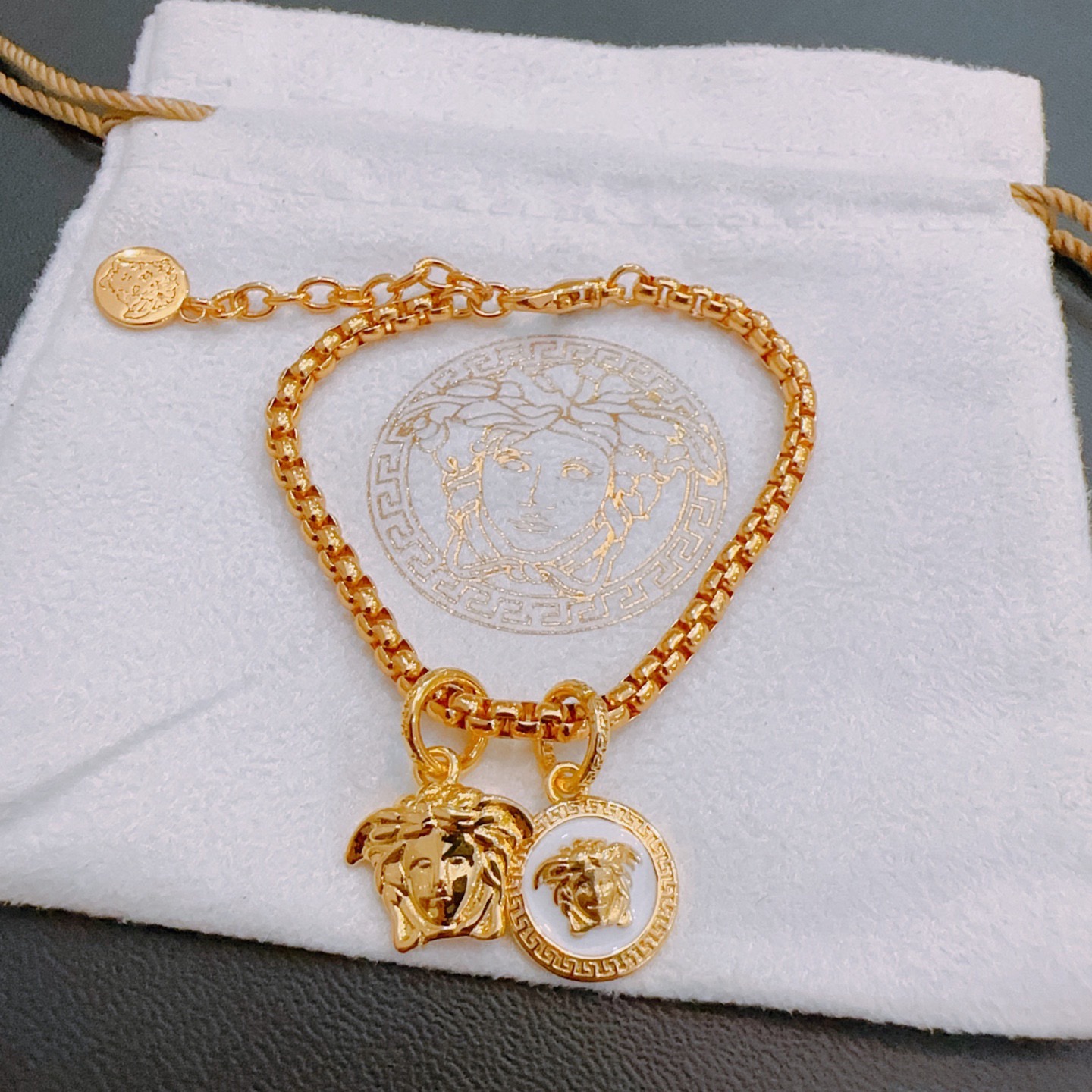 Versace 高品质范思哲手链美杜莎头像 新款开模 潮流 男女均可佩戴 同款 摇滚朋克泰银风格 元素 潮流百搭 手链最新款链条档次更高明星 款项链系列 银手链