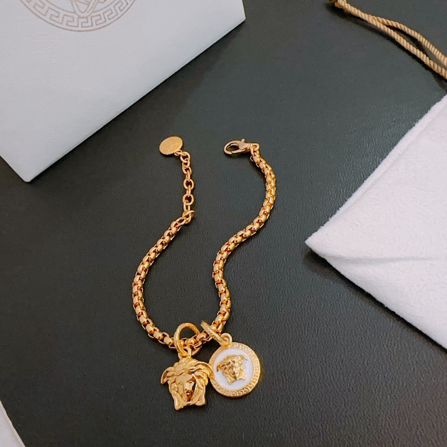 Versace 高品质范思哲手链美杜莎头像 新款开模 潮流 男女均可佩戴 同款 摇滚朋克泰银风格 元素 潮流百搭 手链最新款链条档次更高明星 款项链系列 银手链